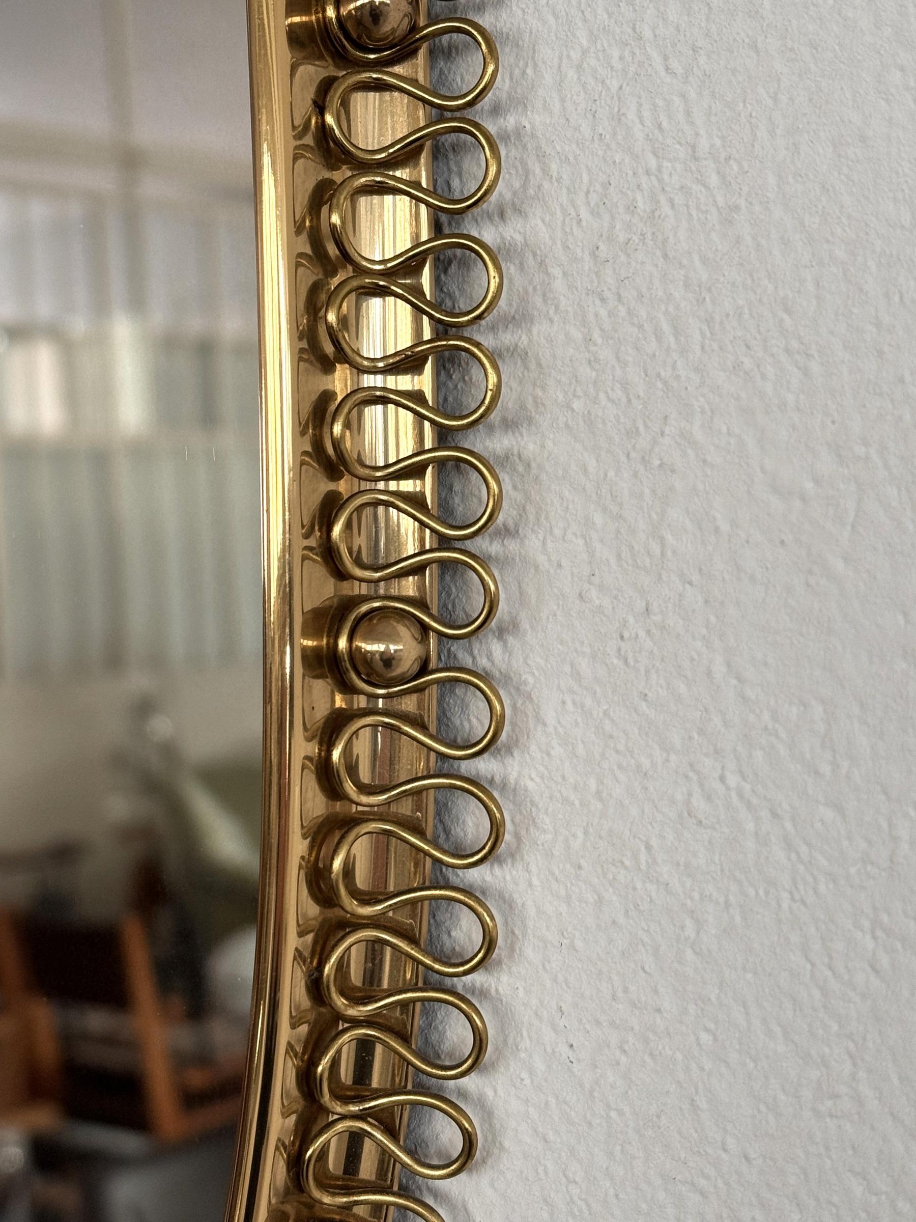 Specchio da parete a loop in ottone di Josef Frank, metà del secolo scorso, per Svenskt Tenn, 1960 In condizioni buone in vendita a Morazzone, Varese