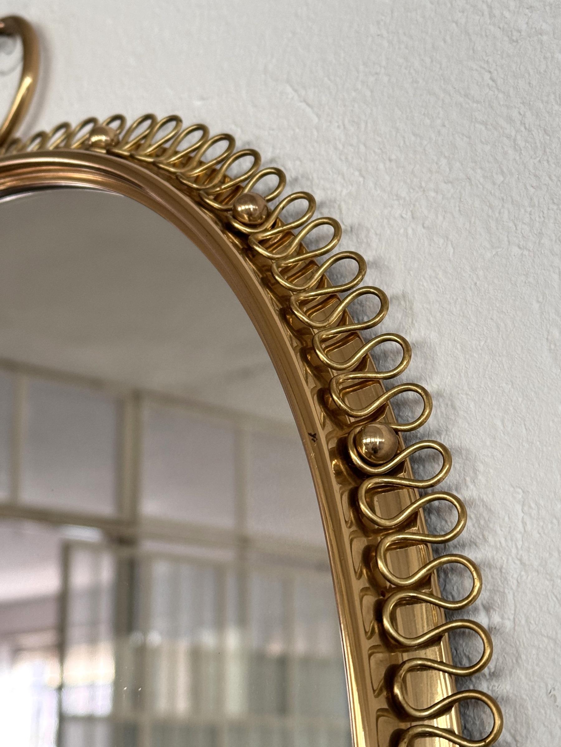 Metà XX secolo Specchio da parete a loop in ottone di Josef Frank, metà del secolo scorso, per Svenskt Tenn, 1960 in vendita