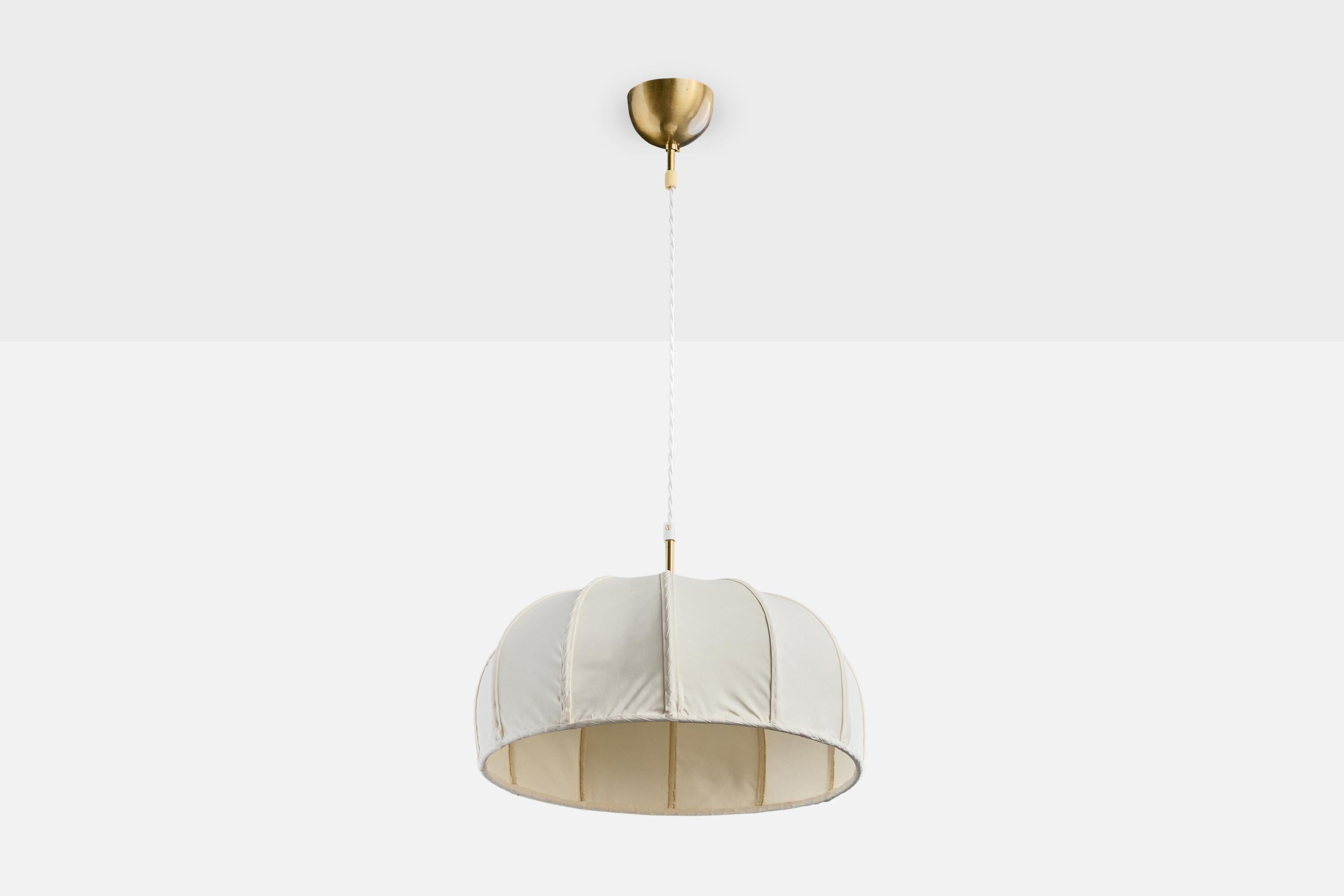 Lampada a sospensione in ottone e tessuto bianco sporco progettata da Josef Frank e prodotta da Svenskt Tenn, Svezia, anni '50 circa.

Paralume vintage in discrete condizioni.

Dimensioni complessive (pollici): 47,0 