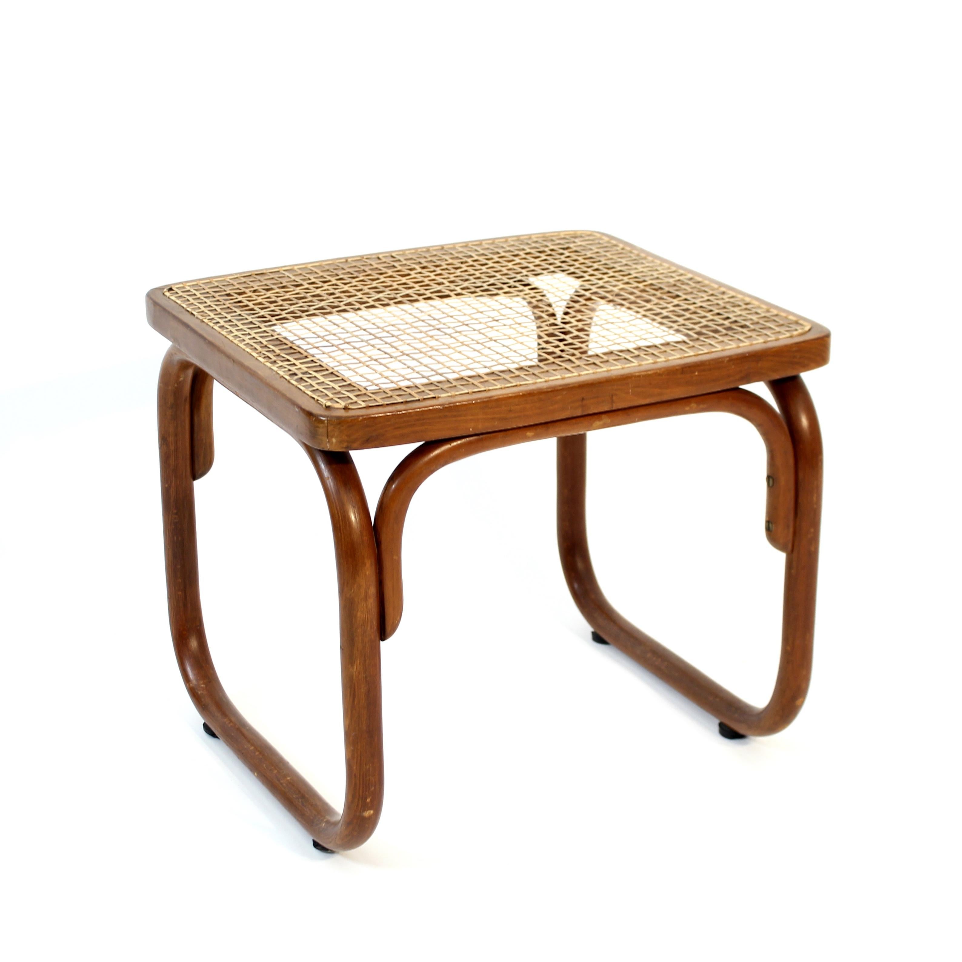 Taburete de madera curvada, modelo B 313, diseñado por Josef Frank para Thonet-Mundus en 1928. Este ejemplo tiene un (para este modelo) inusual asiento de ratán. Posiblemente se trate de un añadido posterior, ya que en la parte inferior del armazón