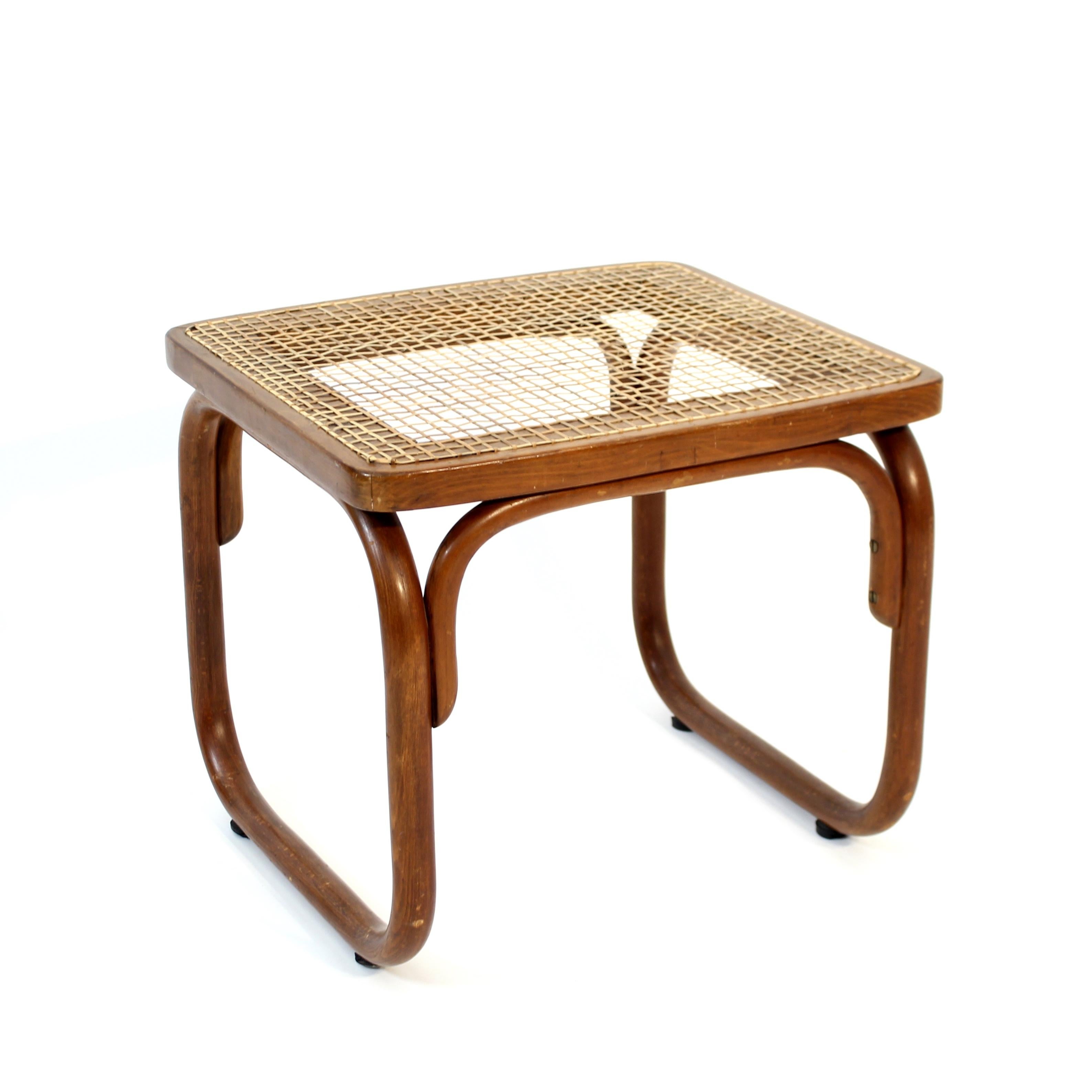 Hocker aus Bugholz, Modell B 313, entworfen von Josef Frank für Thonet-Mundus im Jahr 1928. Dieses Beispiel hat einen (für dieses Modell) ungewöhnlichen Rattansitz. Möglicherweise eine spätere Ergänzung, da auf der Unterseite des Sitzrahmens noch