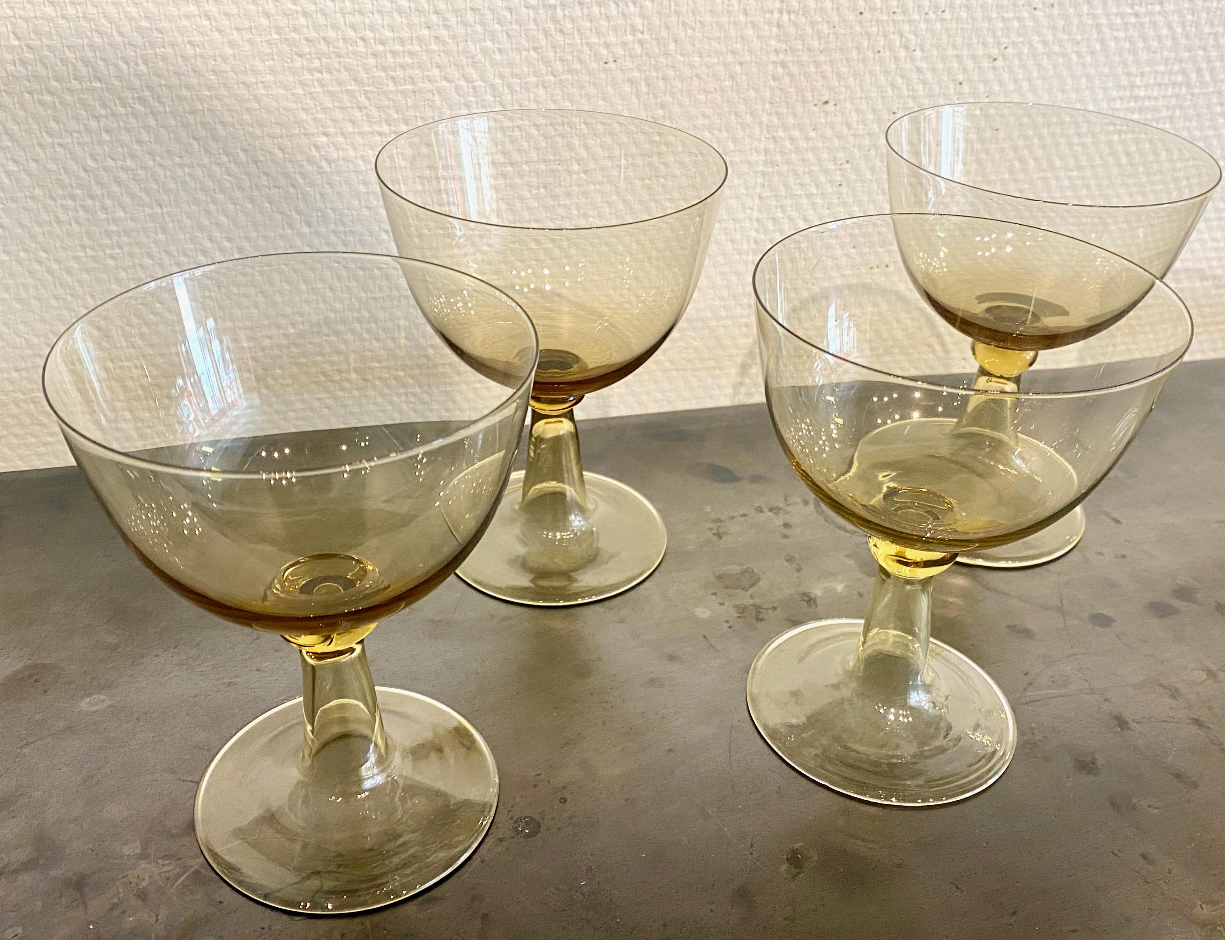 Set von 6 schönen Coupé-Gläsern, entworfen von Josef Frank für die Firma Svenskt tenn. Aus dem auslaufenden Muster Murano, das in den frühen 1950er Jahren entworfen wurde. Leicht champagnerfarben verleihen sie jedem Tisch und jedem Dessert