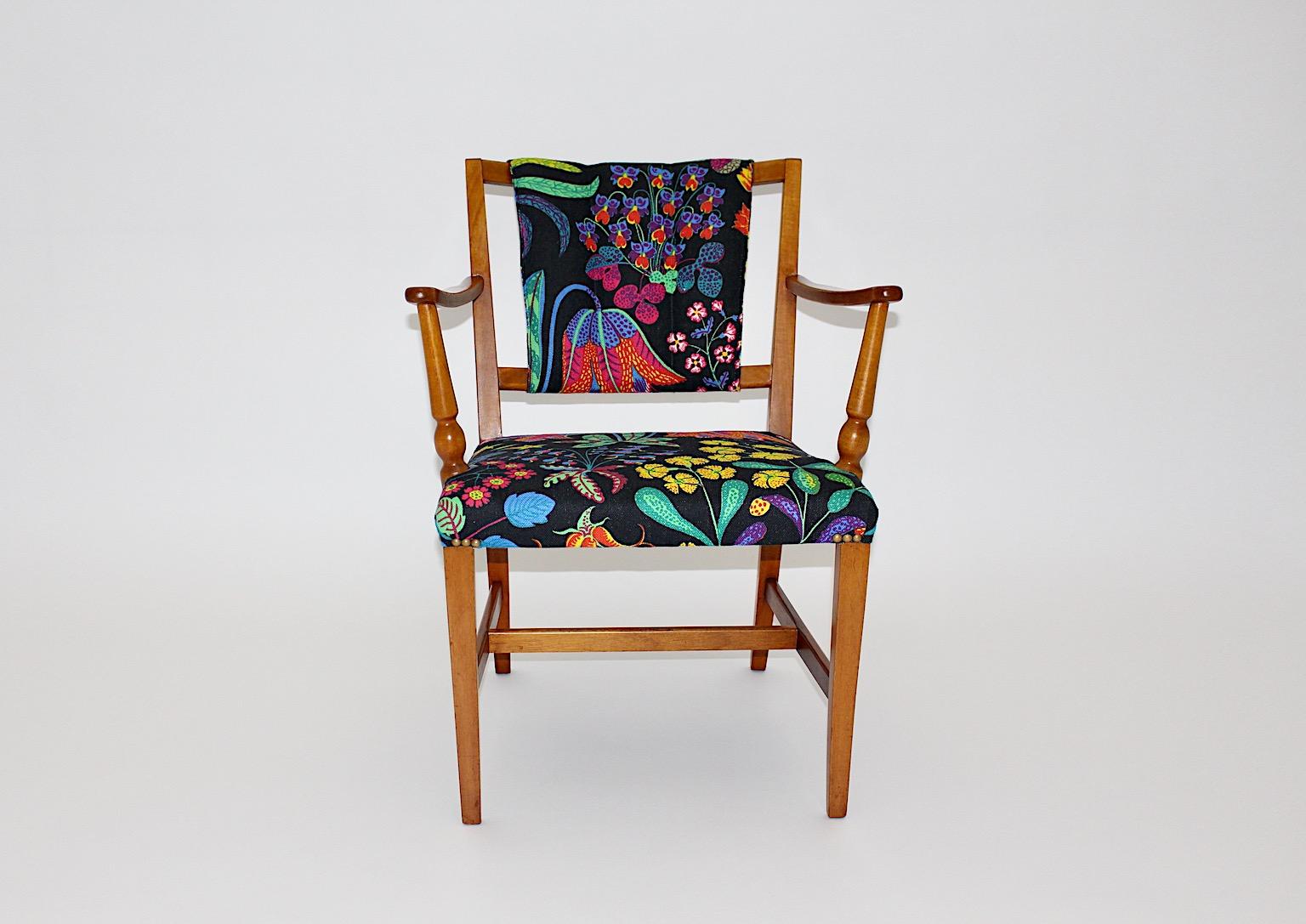 Chaise d'appoint ou fauteuil Josef Frank modèle n° 2067 en noyer et tissu pour Svenskt Tenn 1947, Suède.
Une fabuleuse chaise d'appoint ou chaise facile conçue par Josef Frank pour Svenskt Tenn vers 1948, avec une belle structure en noyer blond, en