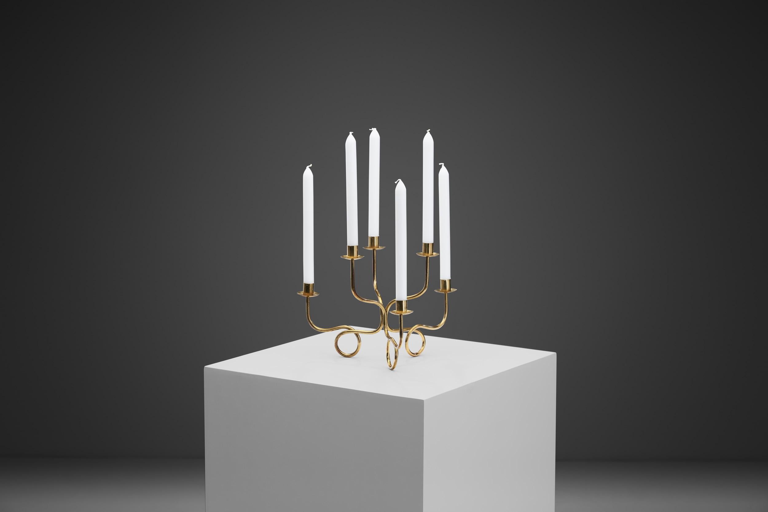 In 1934, Josef Frank made his first attempt at modernizing the classic candelabra. With softly swaying forms, he eliminated the base in the middle, placing the branches of this model directly on the tabletop. This candelabra emits a pleasant light