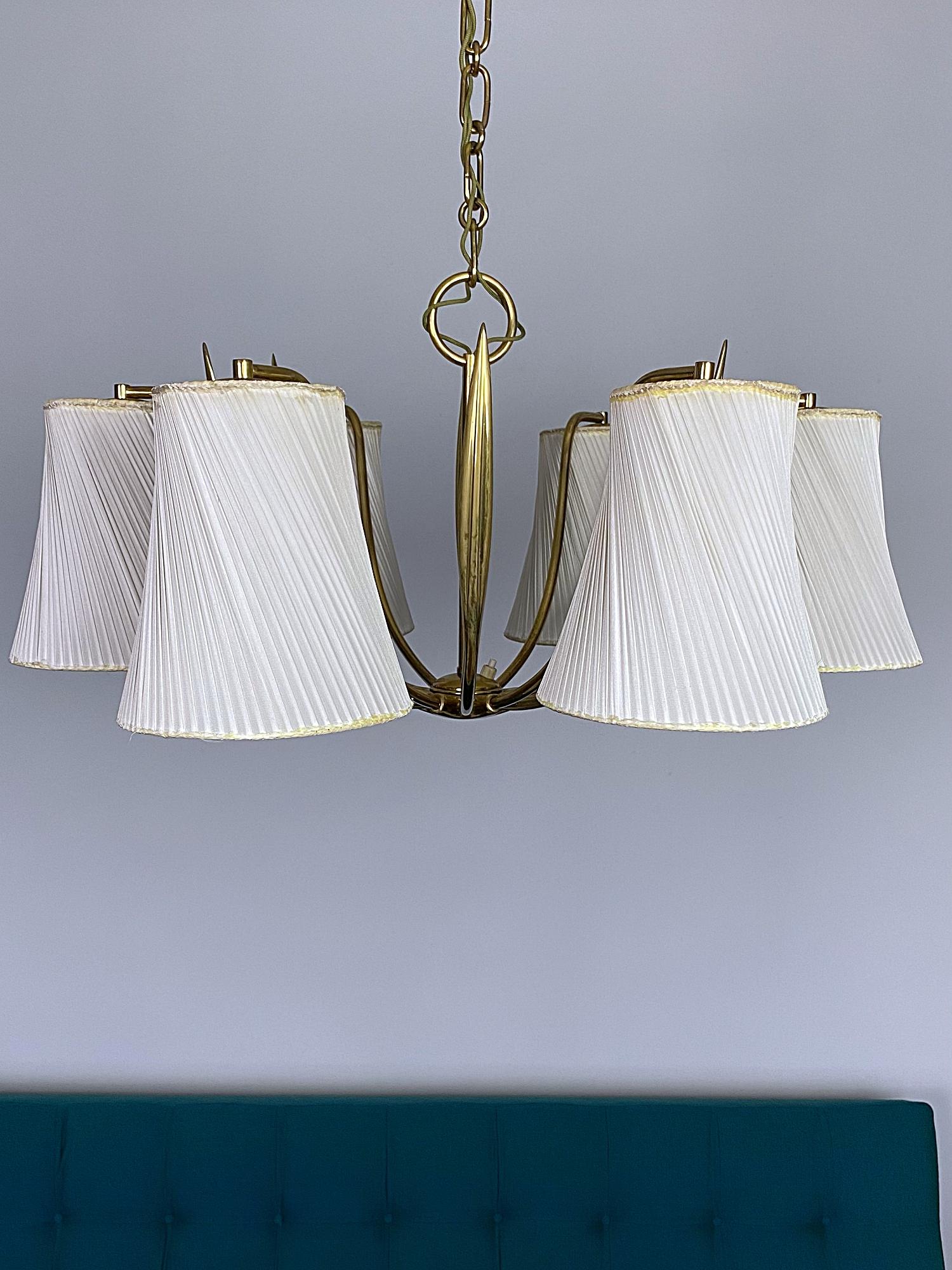 Bellissimo lampadario in ottone lucido disegnato da Josef Frank per J&T. Kalmar 40s, Vienna. 
Josef Frank fu uno dei fondatori del Modernismo Viennese, insieme ad Adolf Loos, Dagobert Peche e Josef Hoffmann. Ha lavorato per molti anni per Wiener