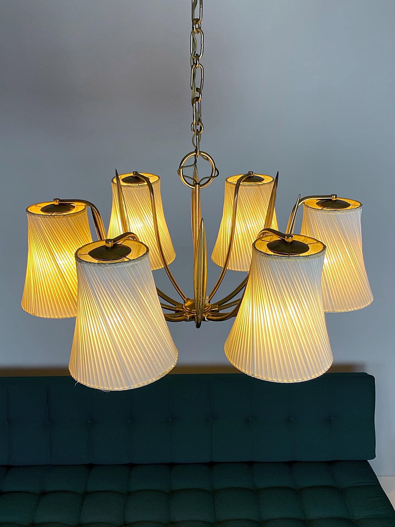 Austriaco Lampadario a sei luci in ottone di Josef Frank, Modern Age viennese, anni '40, Austria in vendita
