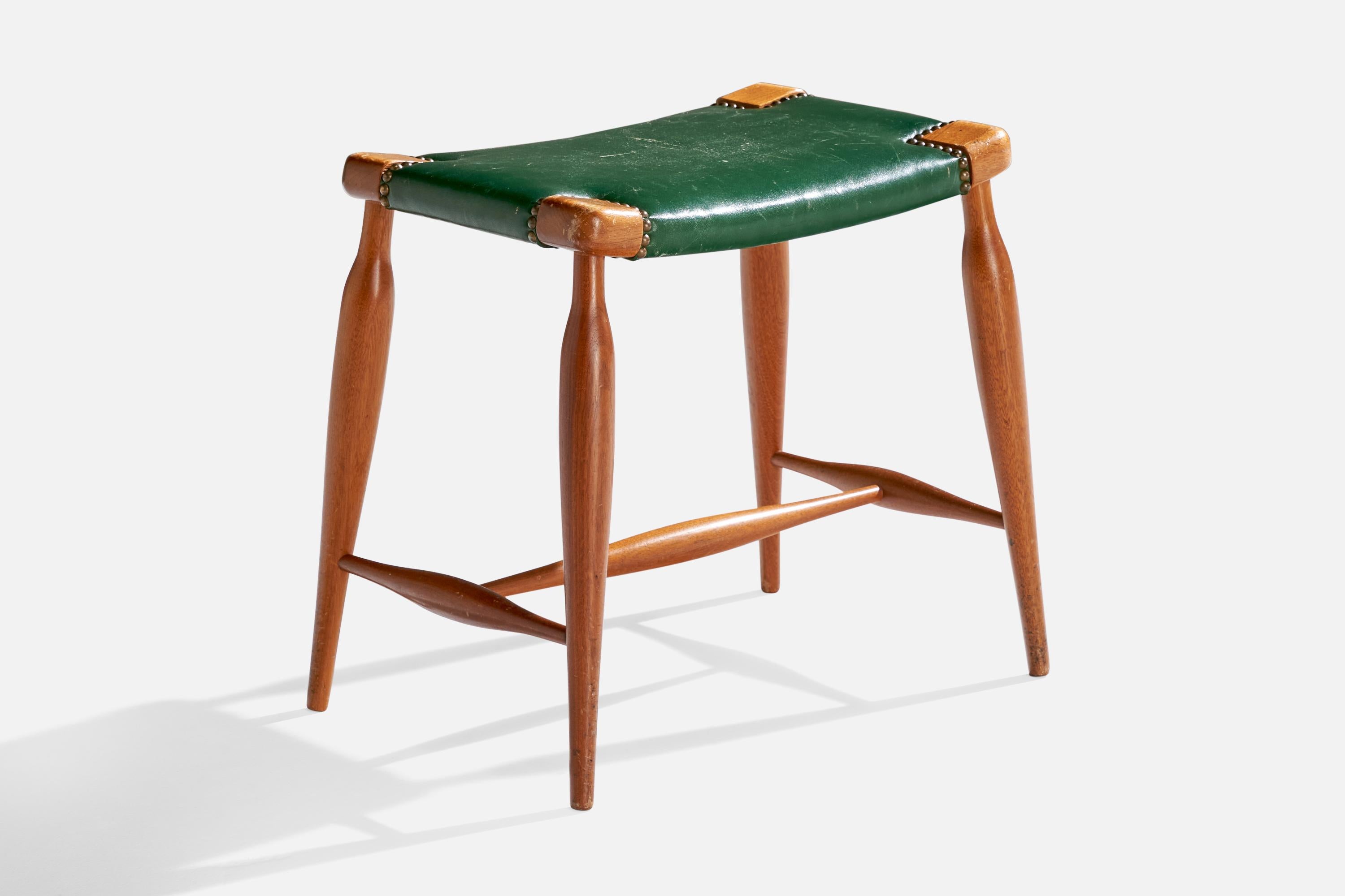 Tabouret en acajou, cuir teinté vert et laiton conçu par Josef Frank et produit par Svenskt Tenn, Suède, c. années 1950.

Dimensions : 17