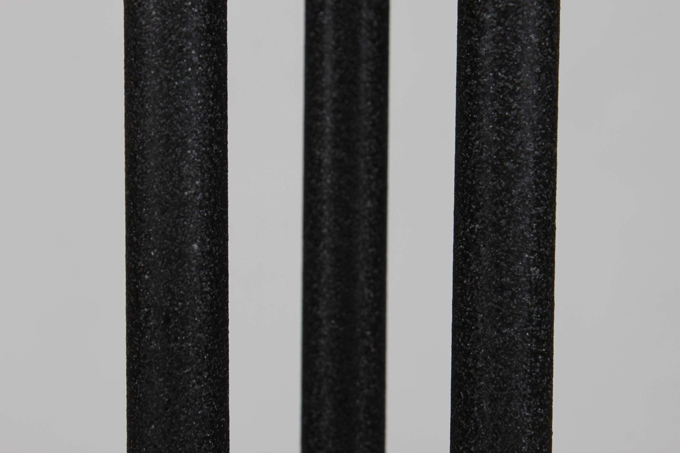 Lampadaire à trois bras en laiton et métal laqué noir de style Josef Frank, années 1950 en vente 4