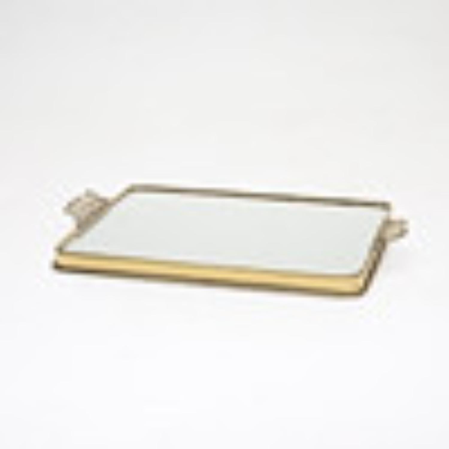 Élégant et rare plateau de service rectangulaire conçu par Josef Frank pour Svenskt Tenn, Suède, vers les années 1940. Le plateau est doté d'un cadre en laiton poli avec des coins doux et arrondis et d'une surface en verre miroité qui ajoute une