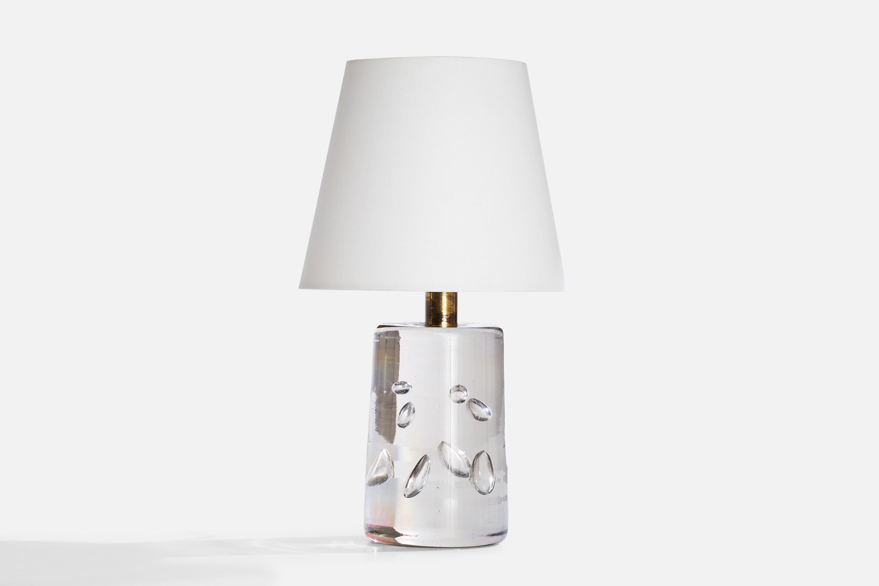 Lampe de table en verre soufflé et laiton conçue par Josef Frank et produite par Svenskt Tenn, Suède, c. années 1950.

Dimensions de la lampe (pouces) : 10.625