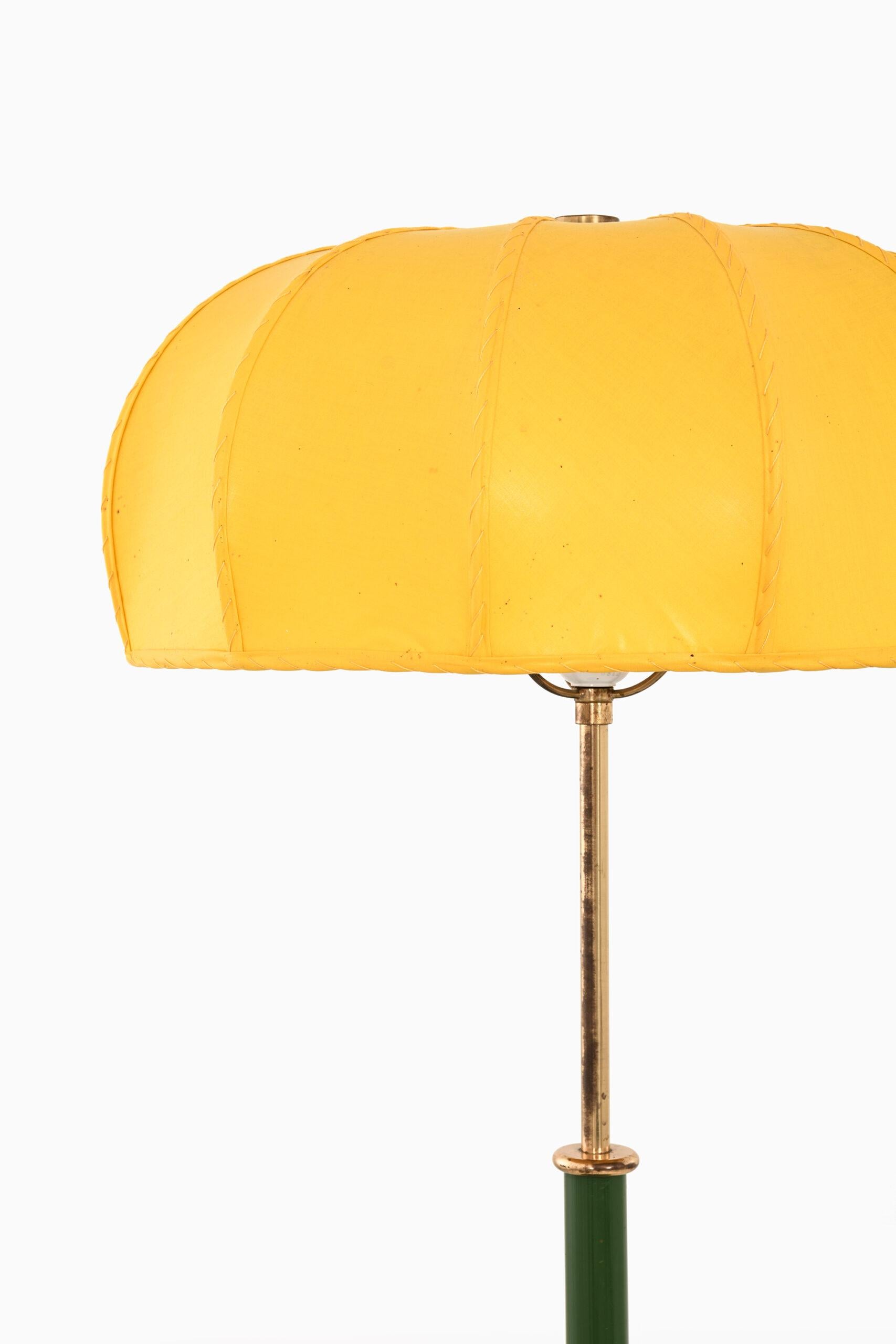 Rare lampe de table modèle G-2466 conçue par Josef Frank. Produit par Svenskt Tenn en Suède.
