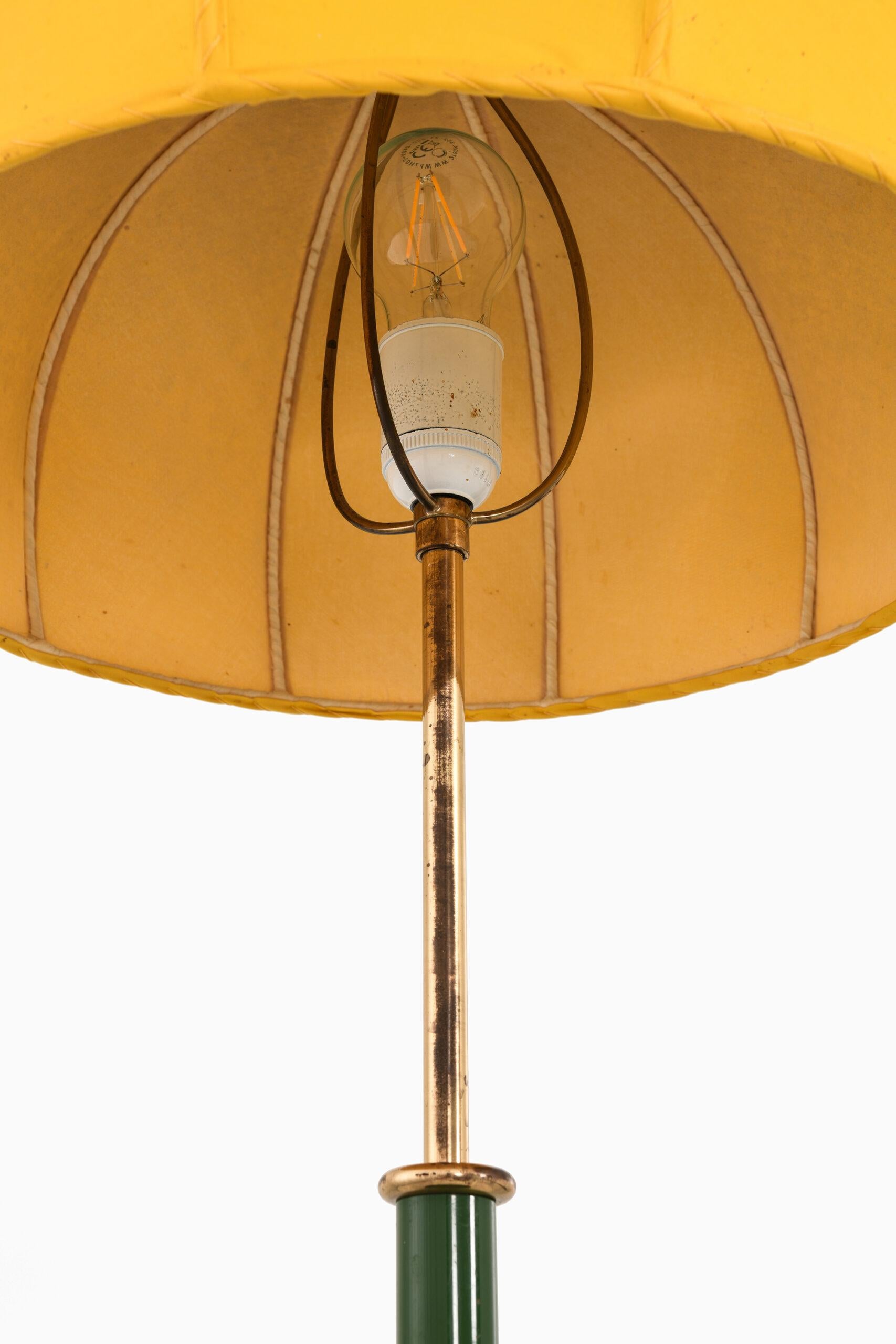 Suédois Lampe de bureau Josef Frank modèle G-2466 produite par Svenskt Tenn en vente