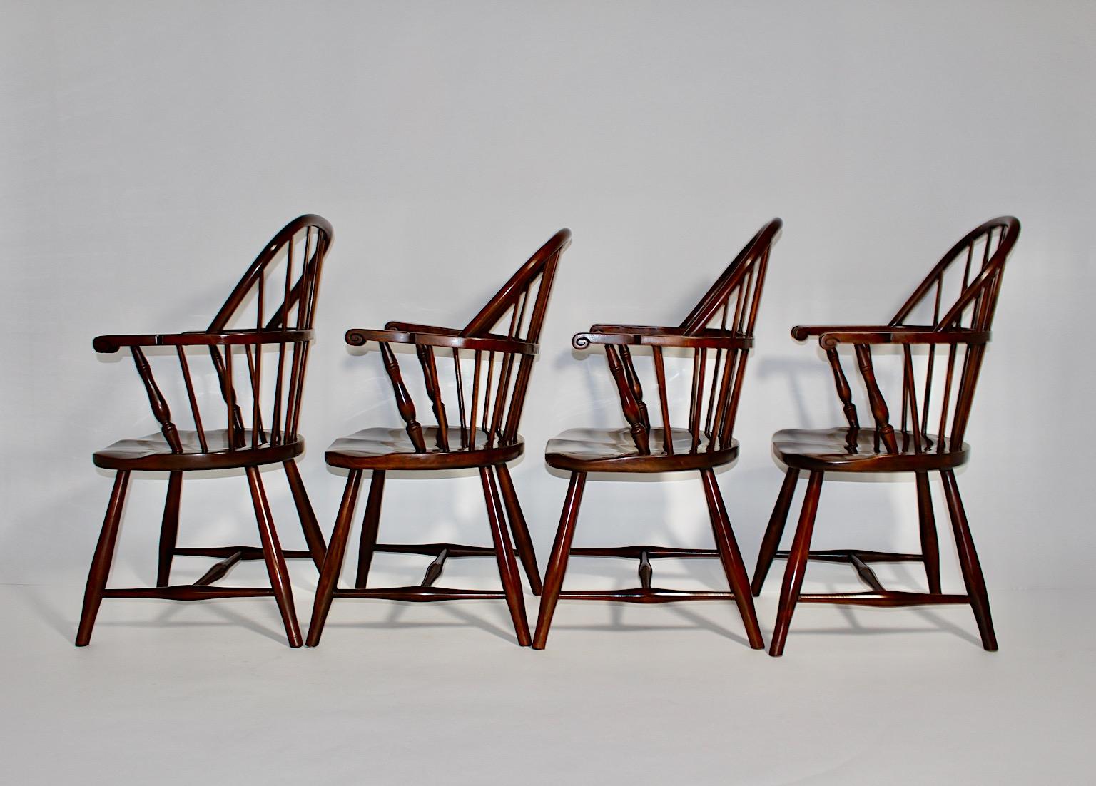 Art Deco Vintage vier ( 4 ) Esszimmerstühle oder Sessel aus braun gebeizter Buche Design zugeschrieben Josef Frank ausgeführt von der Firma Thonet um 1925 Österreich.
Jeder Stuhl ist mit einem Firmenetikett unter dem Sitz versehen.
Diese vier ( 4 )