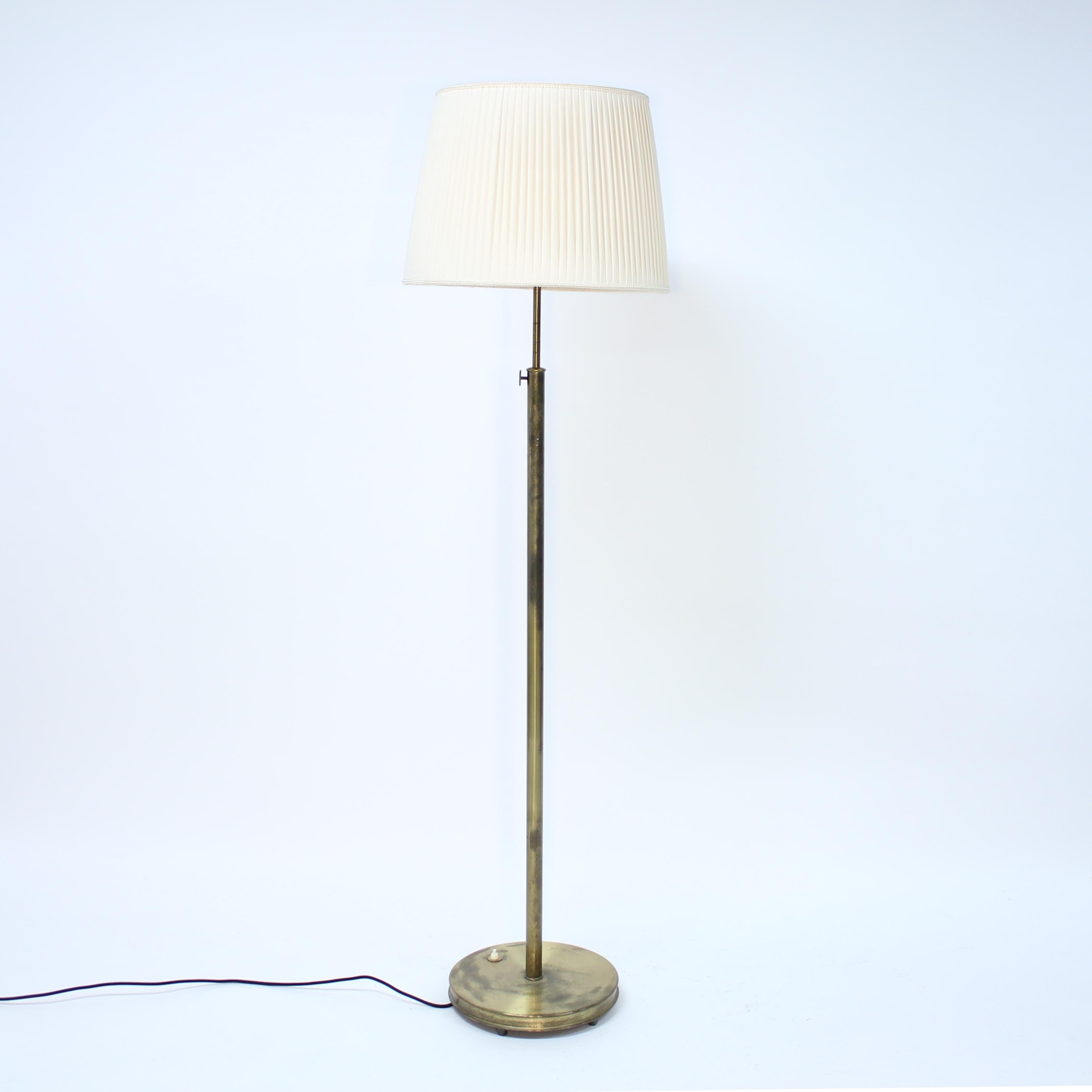 Exemple très précoce du modèle de lampadaire 2148 conçu par Josef Frank pour Svenskt Tenn en 1934. Cet exemple date probablement des années 1940 et sa hauteur est réglable entre 140 et 164 cm. Rare variation précoce avec l'un des deux interrupteurs