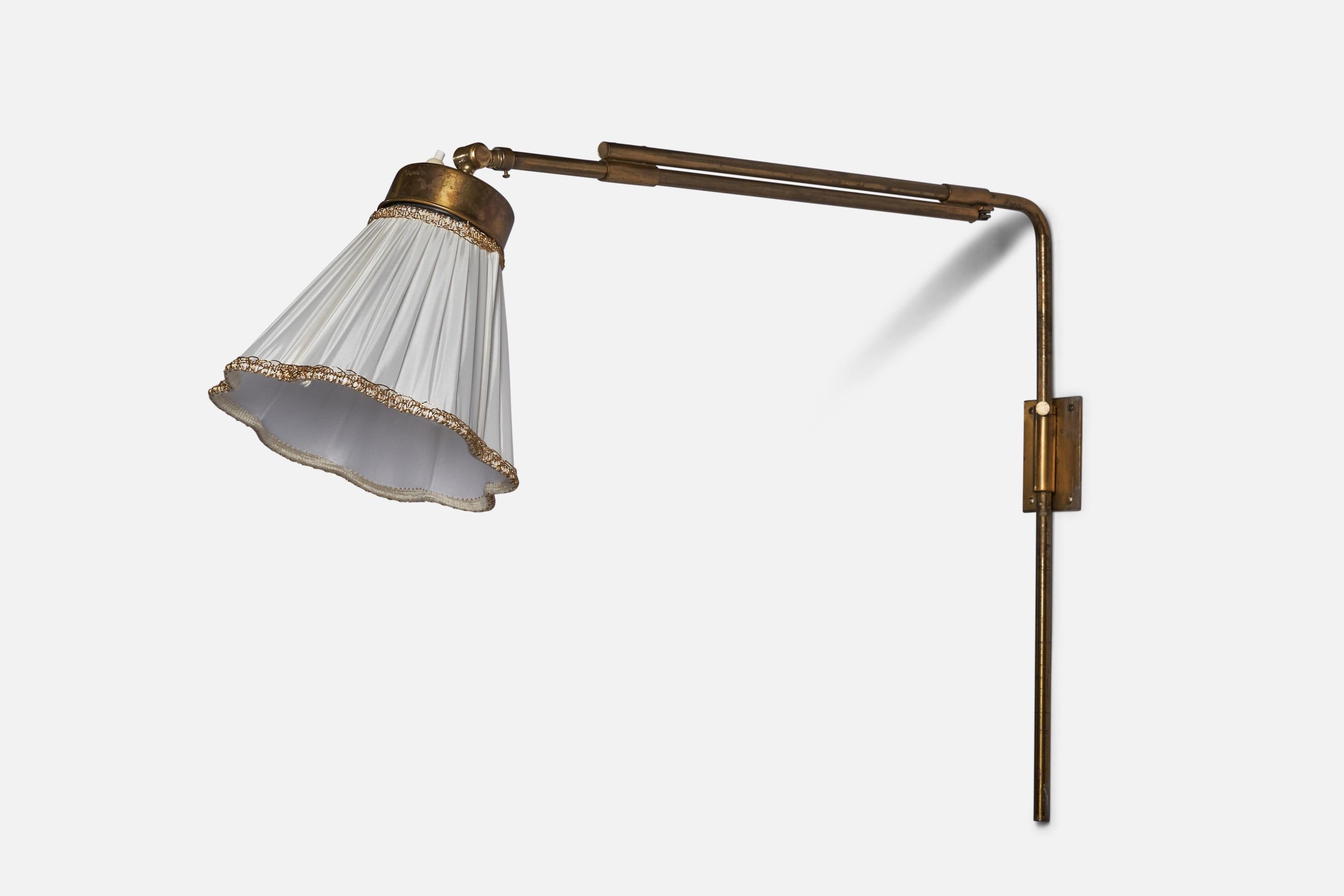 An adjustable brass and white silk fabric wall light designed by Josef Frank and produced by Svenskt Tenn, Sweden, 1940s.

Please note lamp functions by plug-in and cord feeds through stem connected to socket house.

Collapsed Dimensions (inches):