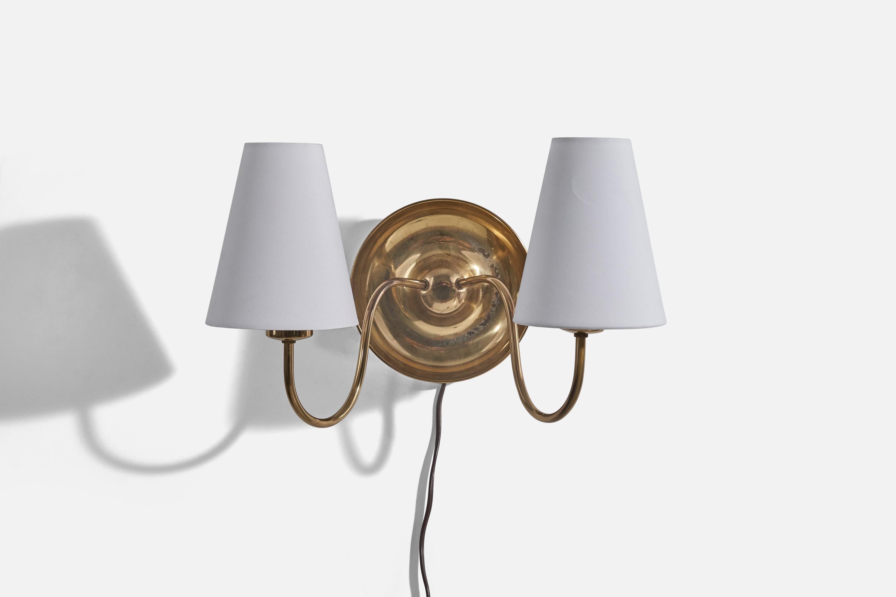 A brass and fabric wall light designed and produced by Josef Frank, Sweden, 1950s. 

Sold with lampshade.
Dimensions of sconce (inches) : 8.375 x 12.5625 x 10 (H x W x D)
Dimensions of shade (inches) : 2.875 x 5.5 x 6.75 (T x B x H)
Dimensions