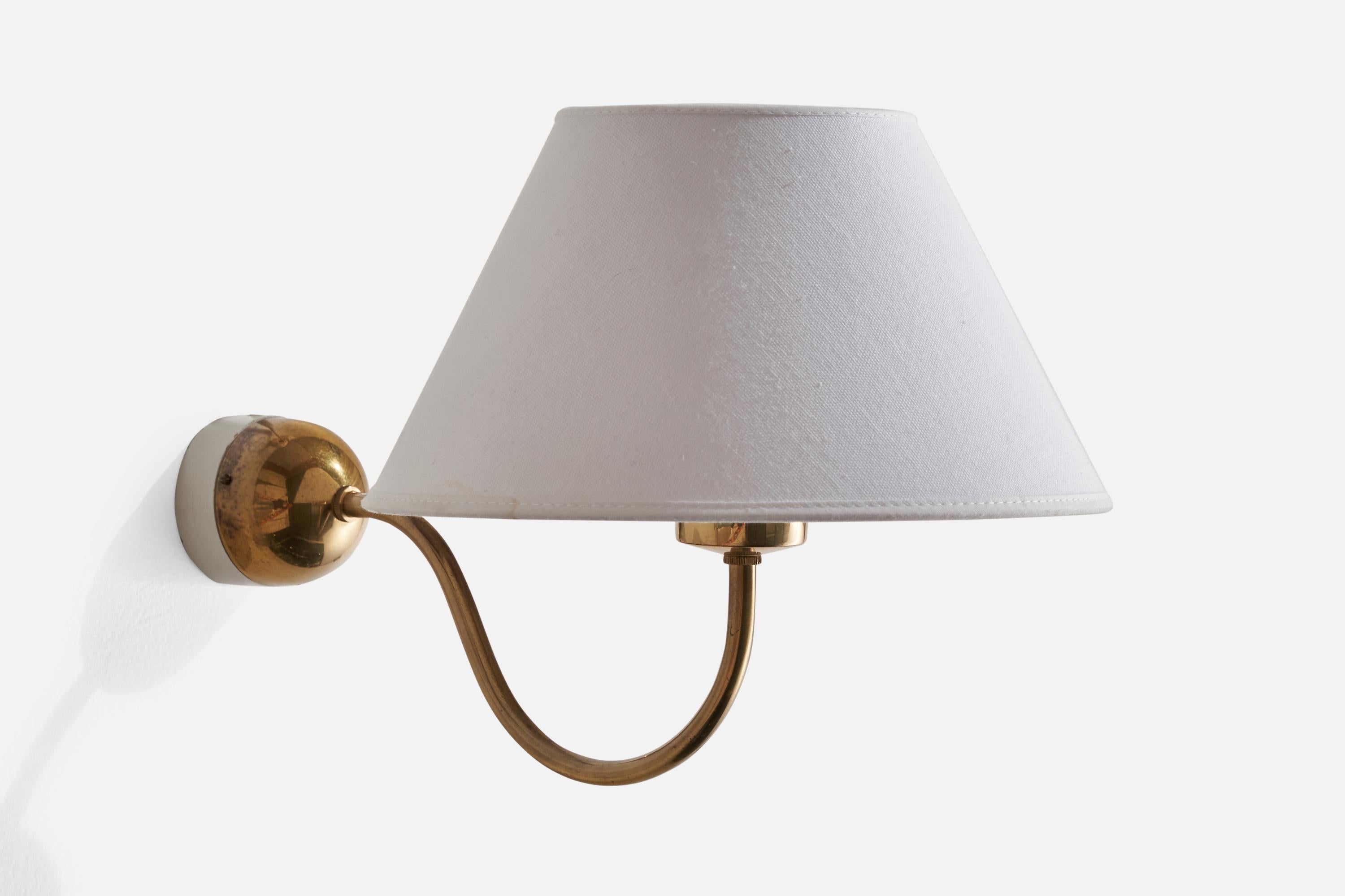 Josef Frank, Wall Light, Brass, Fabric, Sweden, 1970s In Good Condition For Sale In High Point, NC