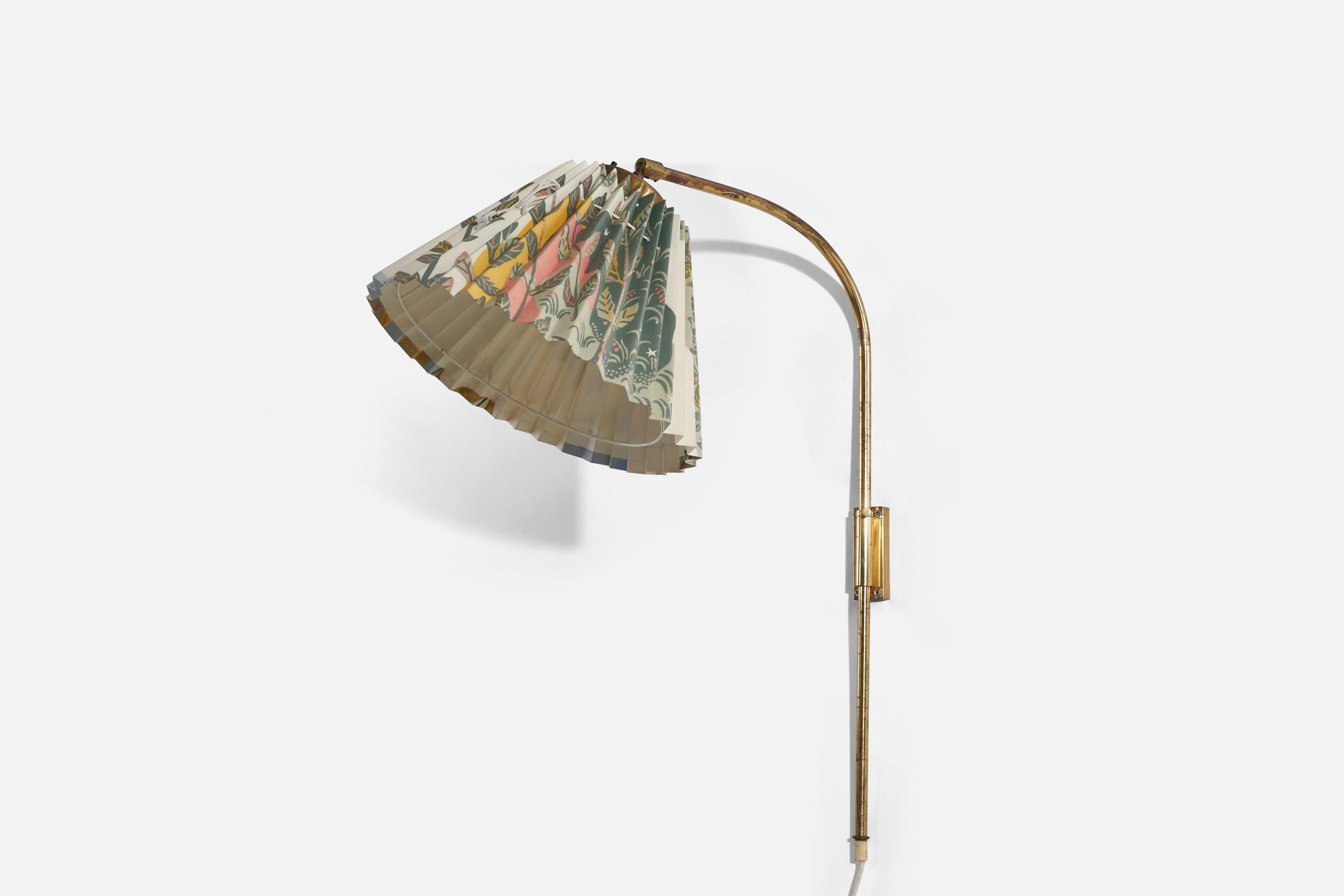 A brass and paper wall light designed by Josef Frank and produced by Svenskt Tenn, Stockholm, Sweden, c. 1940s. 

Dimensions of back plate (inches) : 3.87 x 1.37 x 0.68 (H x W x D).