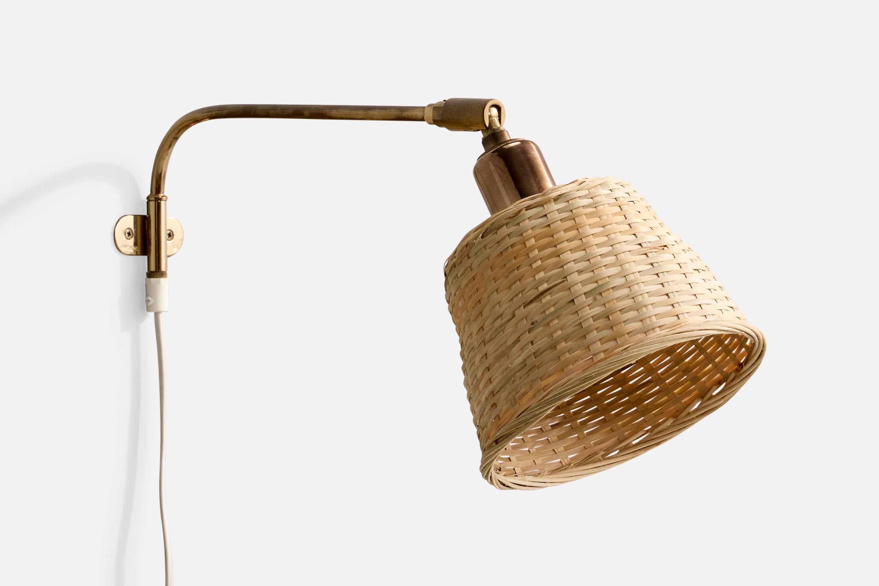 An adjustable brass and rattan wall light designed by Josef Frank in the 1930s, produced by Svenskt Tenn, Sweden, c. 1980s.

Oxidation present to brass

Overall Dimensions (inches): 8.5