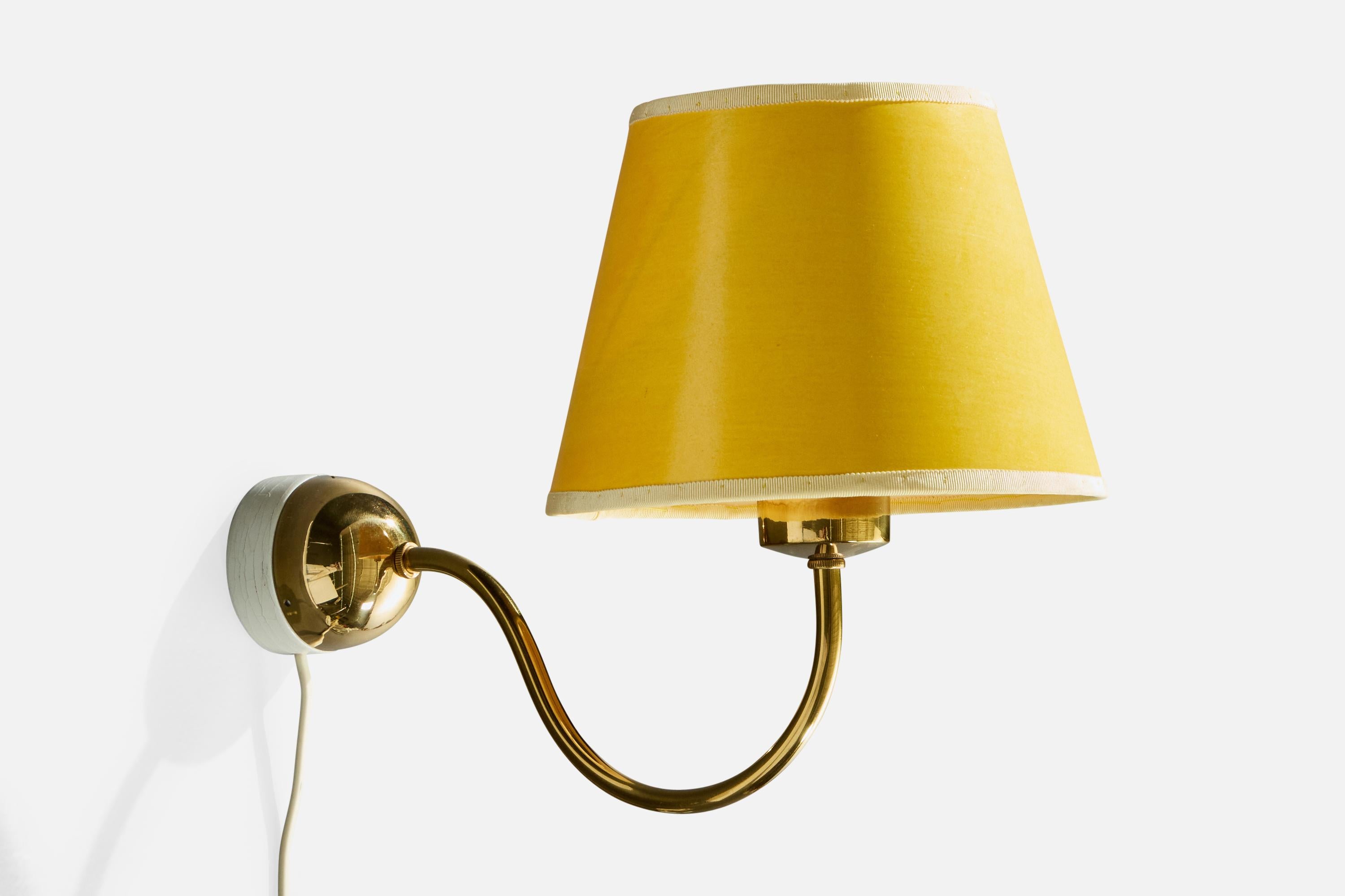 Aplique de latón, madera pintada de blanco y papel pergamino lacado en amarillo, diseñado por Josef Frank y producido por Svenskt Tenn, Suecia, c. 1970.

El embellecedor de la pantalla es un beige vintage.

Pátina suave y consistente en todo el
