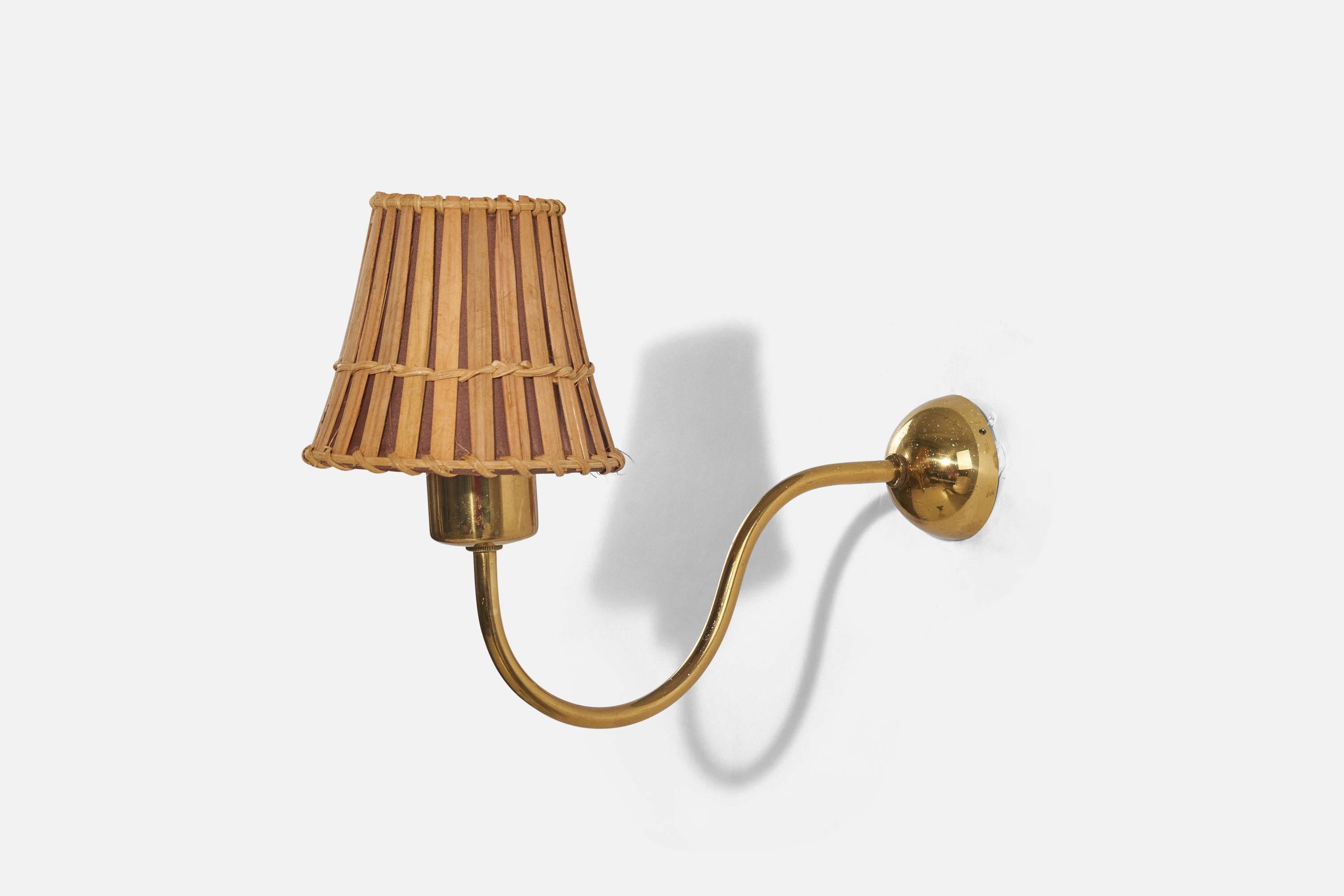 A pair of brass, bamboo and fabric wall light designed and produced by Josef Frank, Sweden, 1950s. 

Dimensions of back plate (inches) : (2.43 x 2.43 x 1.25).