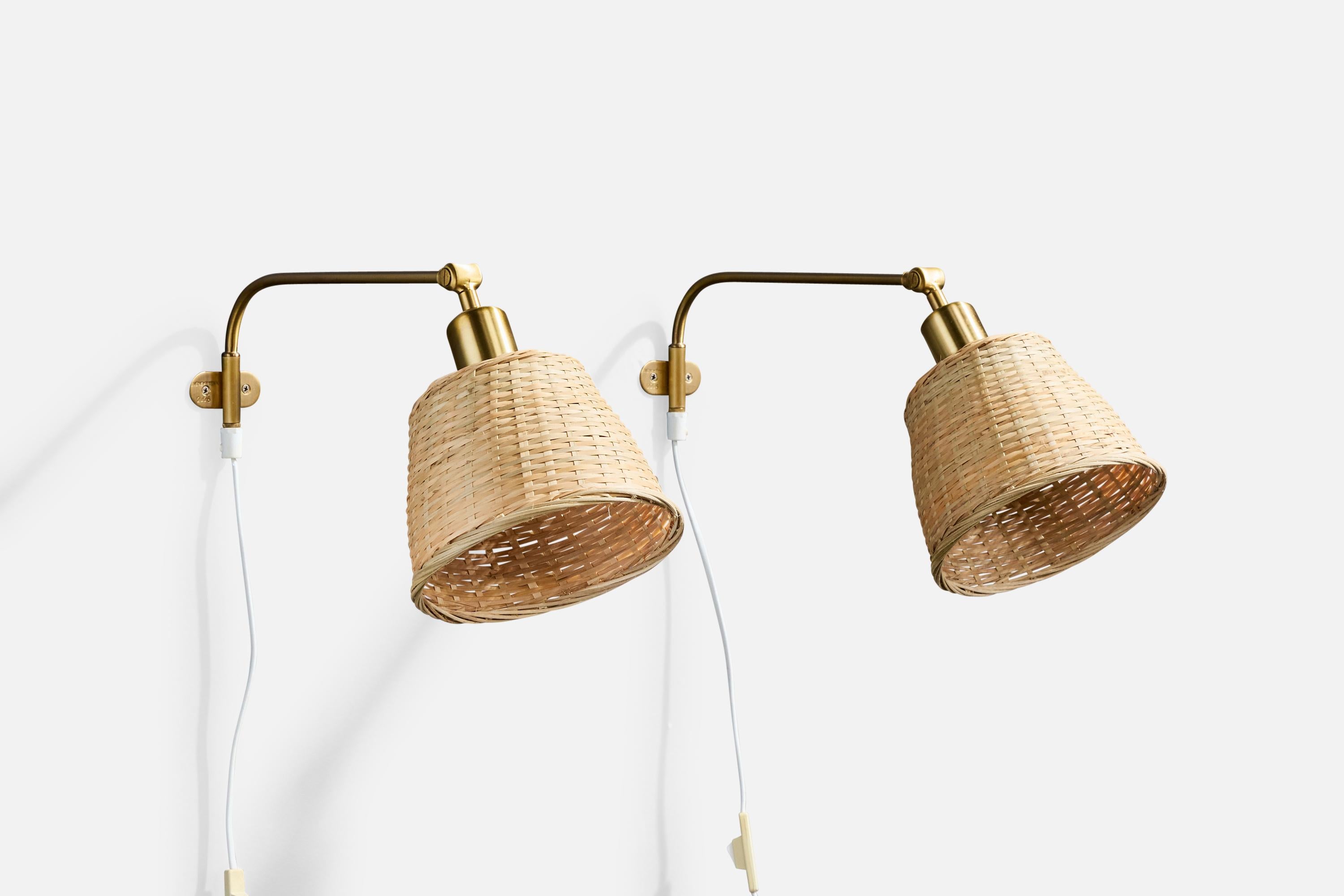 Pareja de apliques regulables de latón y tela rosa claro diseñados por Josef Frank c. años 30, producidos por Svenskt Tenn, Suecia, c. años 80.

Sustituye las pantallas de las lámparas.

Dimensiones totales (en pulgadas): 16,0 