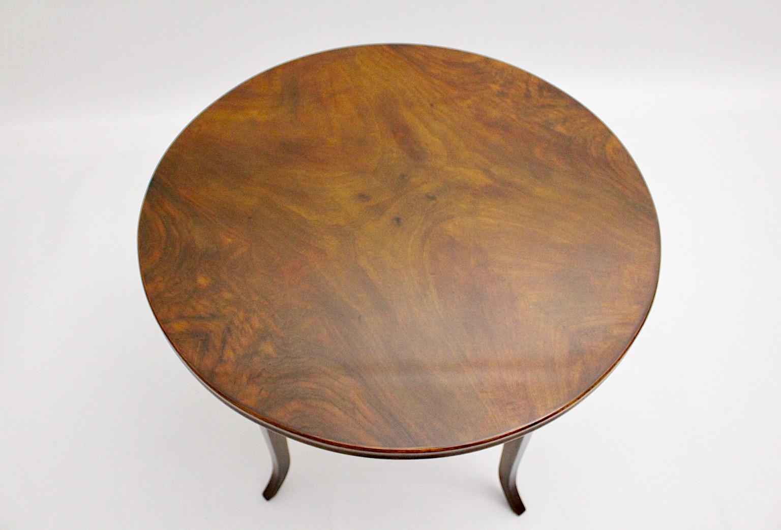 Josef Frank Walnut Vintage Circular Coffee Table Side Table, Austria, 1930s In Good Condition For Sale In Vienna, AT
