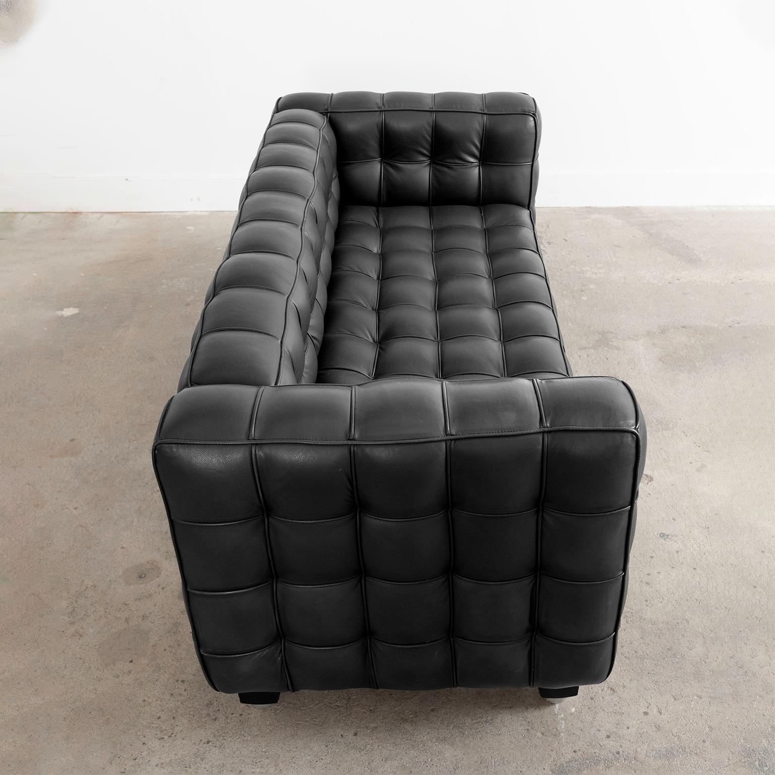 Josef Hoffman zugeschriebenes schwarzes Leder-Sofa-Set (Moderne) im Angebot