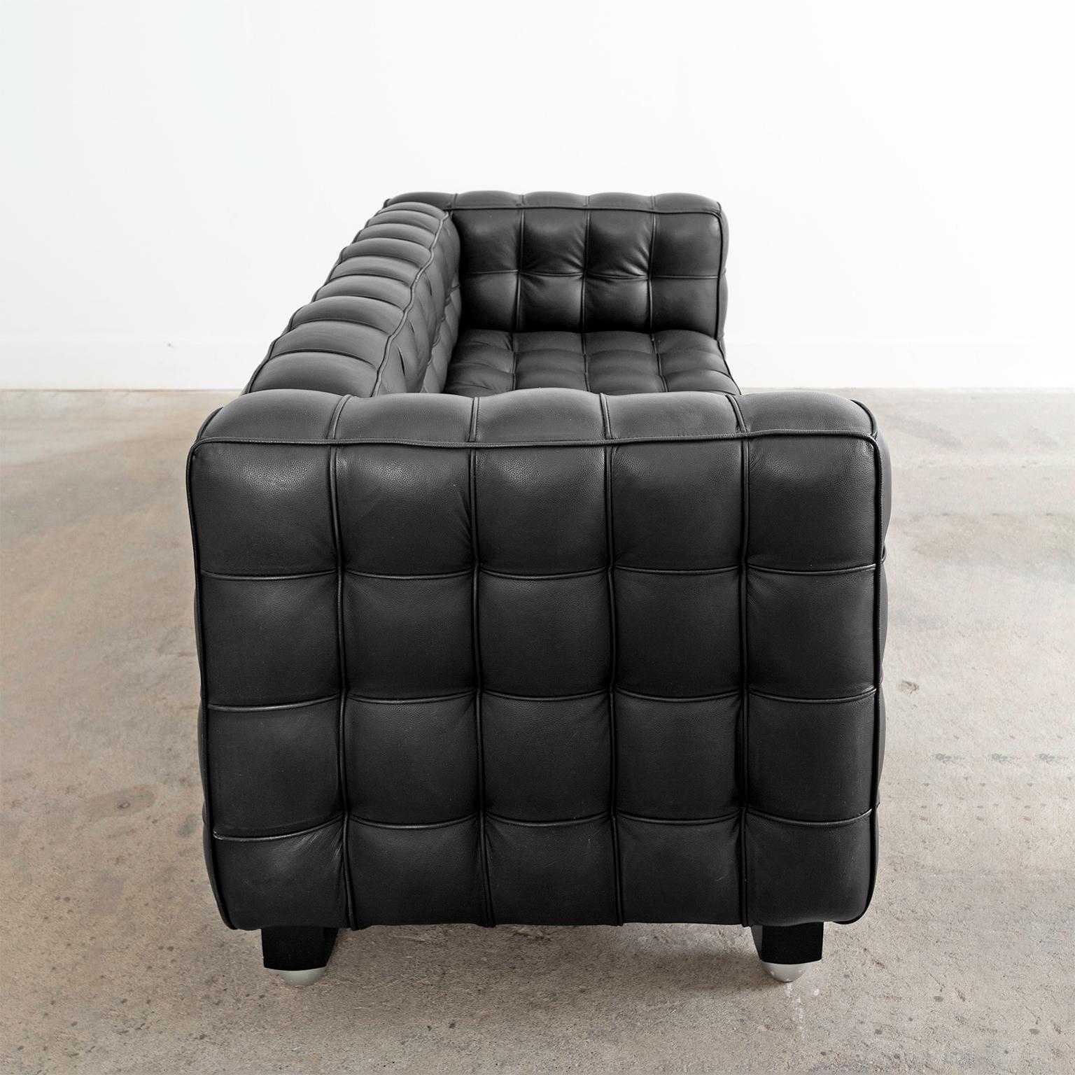 Josef Hoffman zugeschriebenes schwarzes Leder-Sofa-Set im Angebot 2