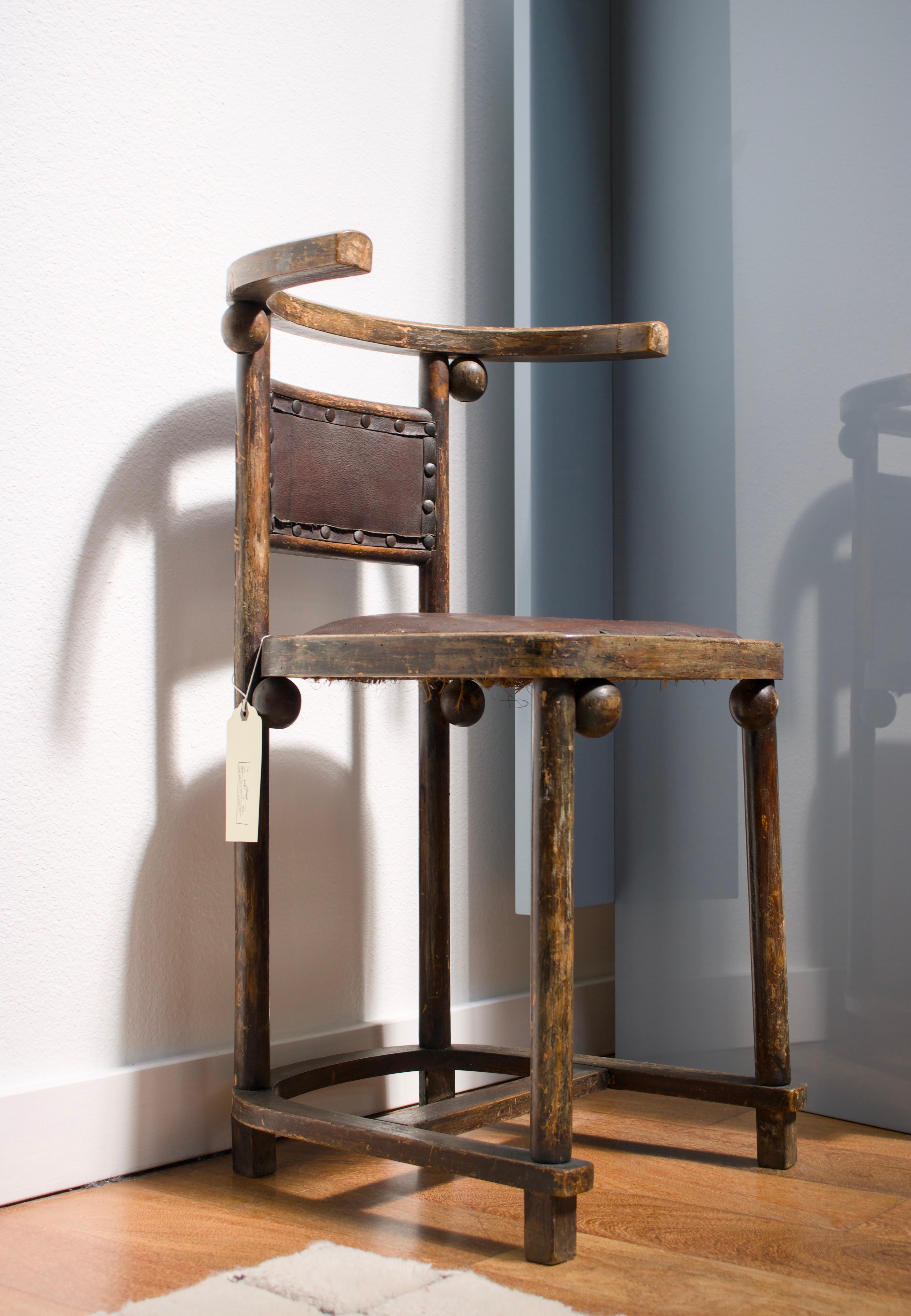 Josef Hoffman “Fledermaus” wood and brown leather armchair In Good Condition For Sale In San Francisco, US