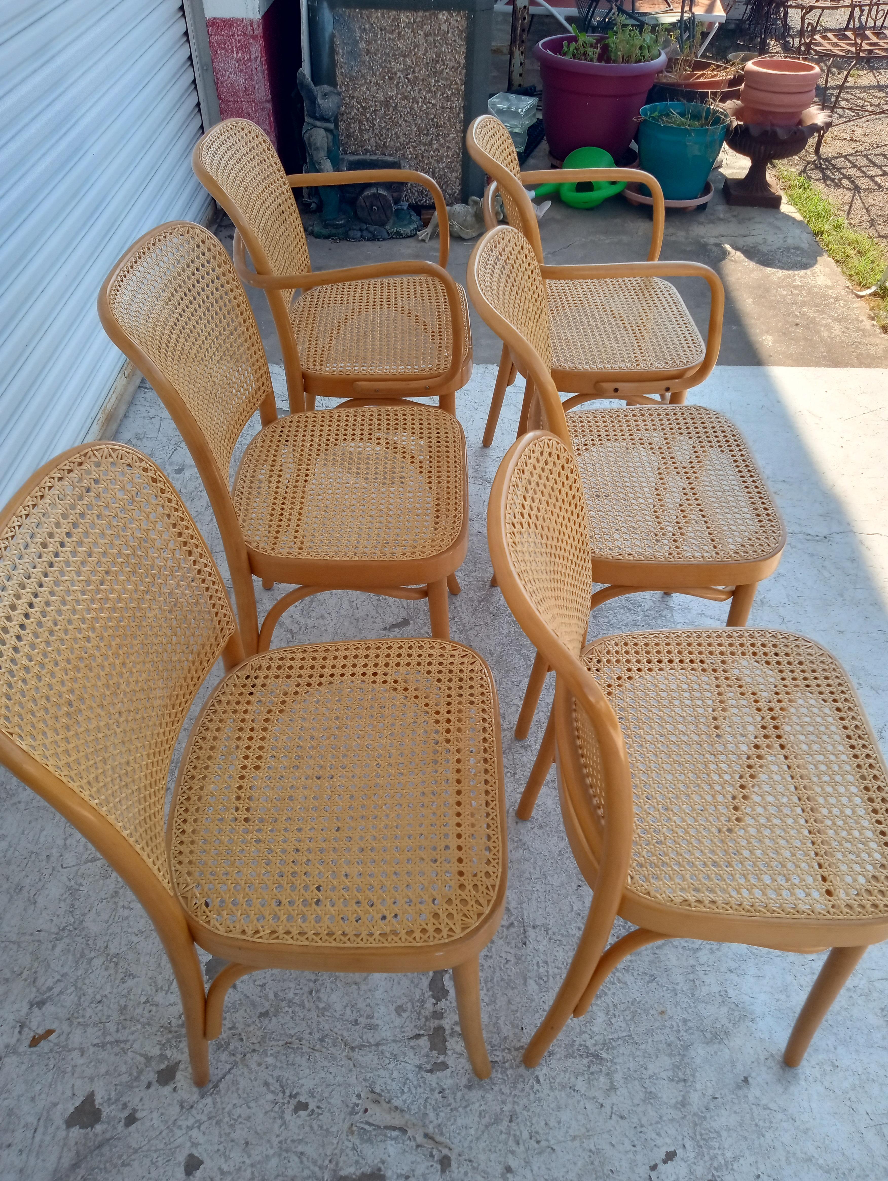 Seltenes Paar Thonet-Stühle Nr. 811 oder Prager Stühle, entworfen von Josef Hoffman. Die Stühle haben ein ikonisches Bugholzgestell mit quadratisch geformten Armlehnen und einem Sitz und einer Rückenlehne aus Rohr. Ausgezeichnete Tischlerei und