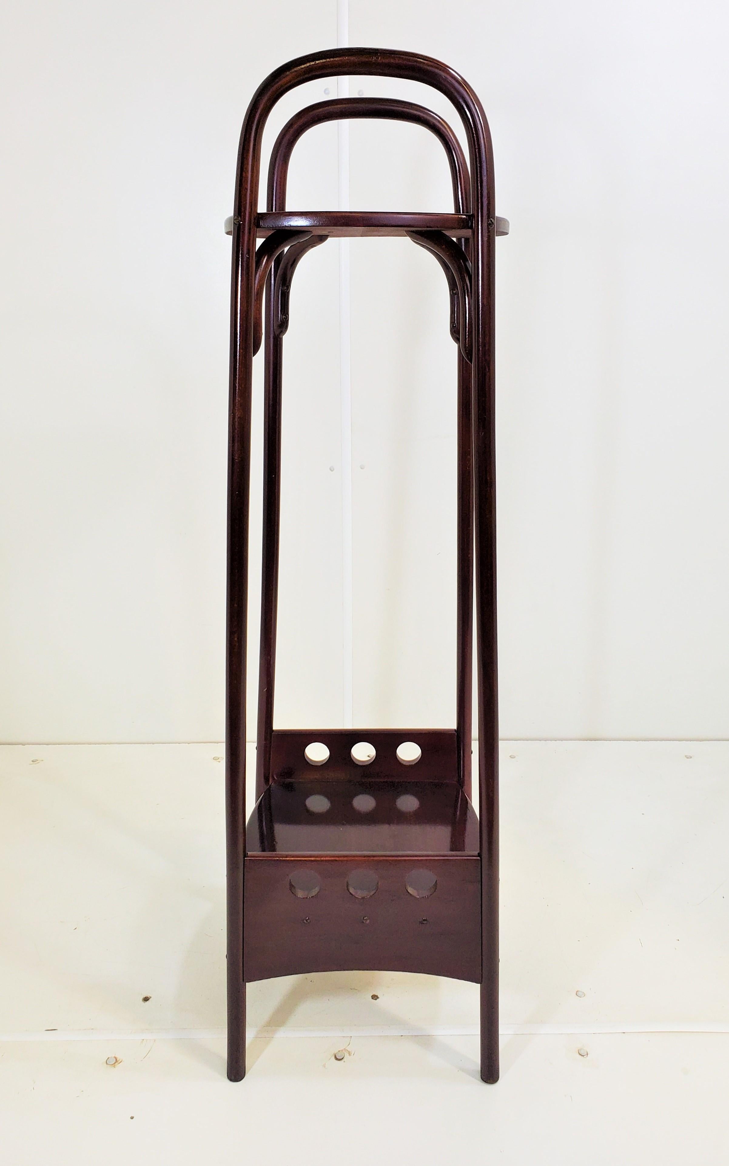 Josef Hoffman (designer) & Thonet (manufacturer) (1870-1956)
Plant holder in stained and polished beechwood with double curved arms extending the full length of the stand and culminating in a stretcher shelf with decorative openwork surround