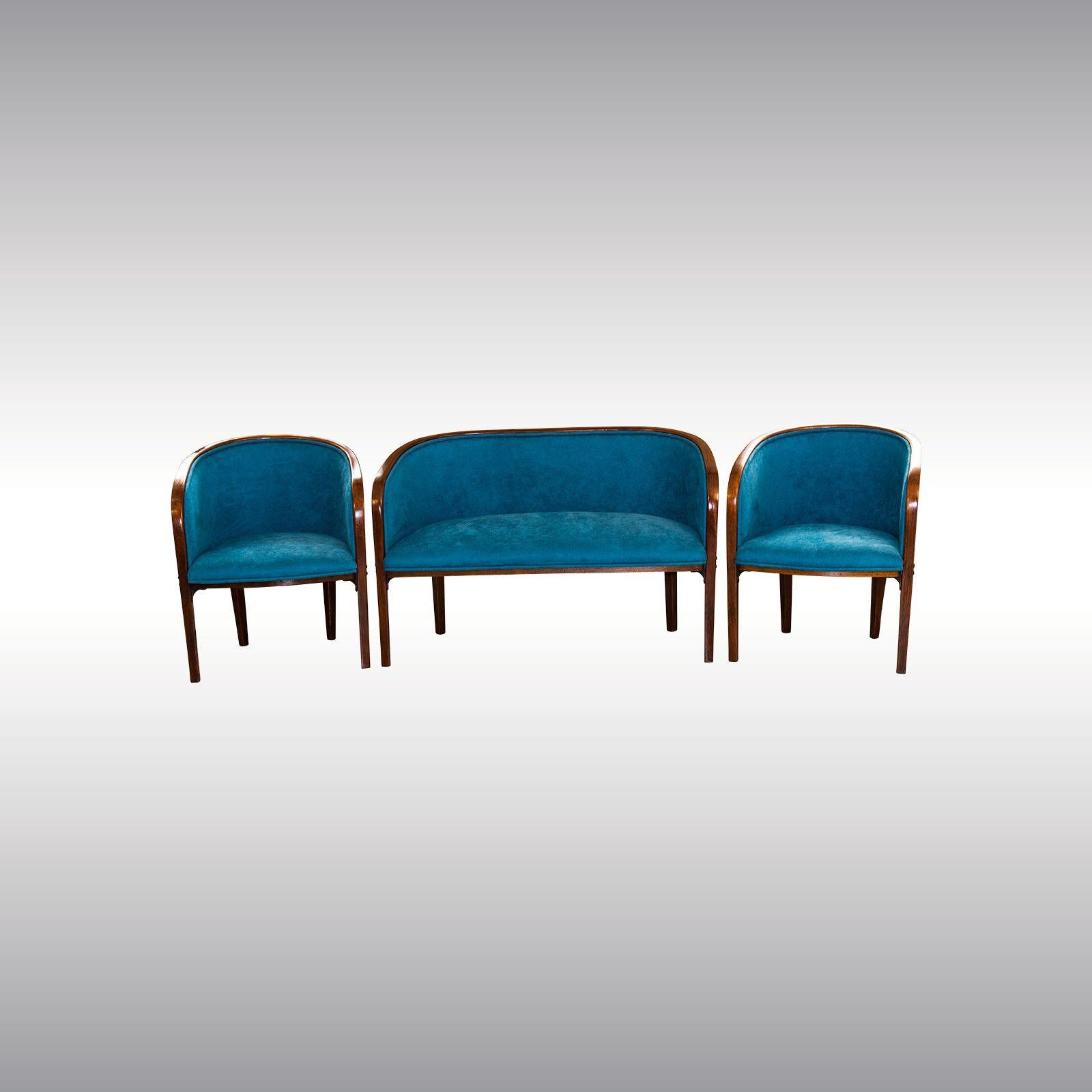 A rare Variation of Hoffmanns ‘720 Half-Barrel Settee 

Lit.: Die Wiener Werkstätte 1903-1932, Gabriele Fahr Becker, Taschen Verlag S. 106

Material: Bentwood and Plywood.