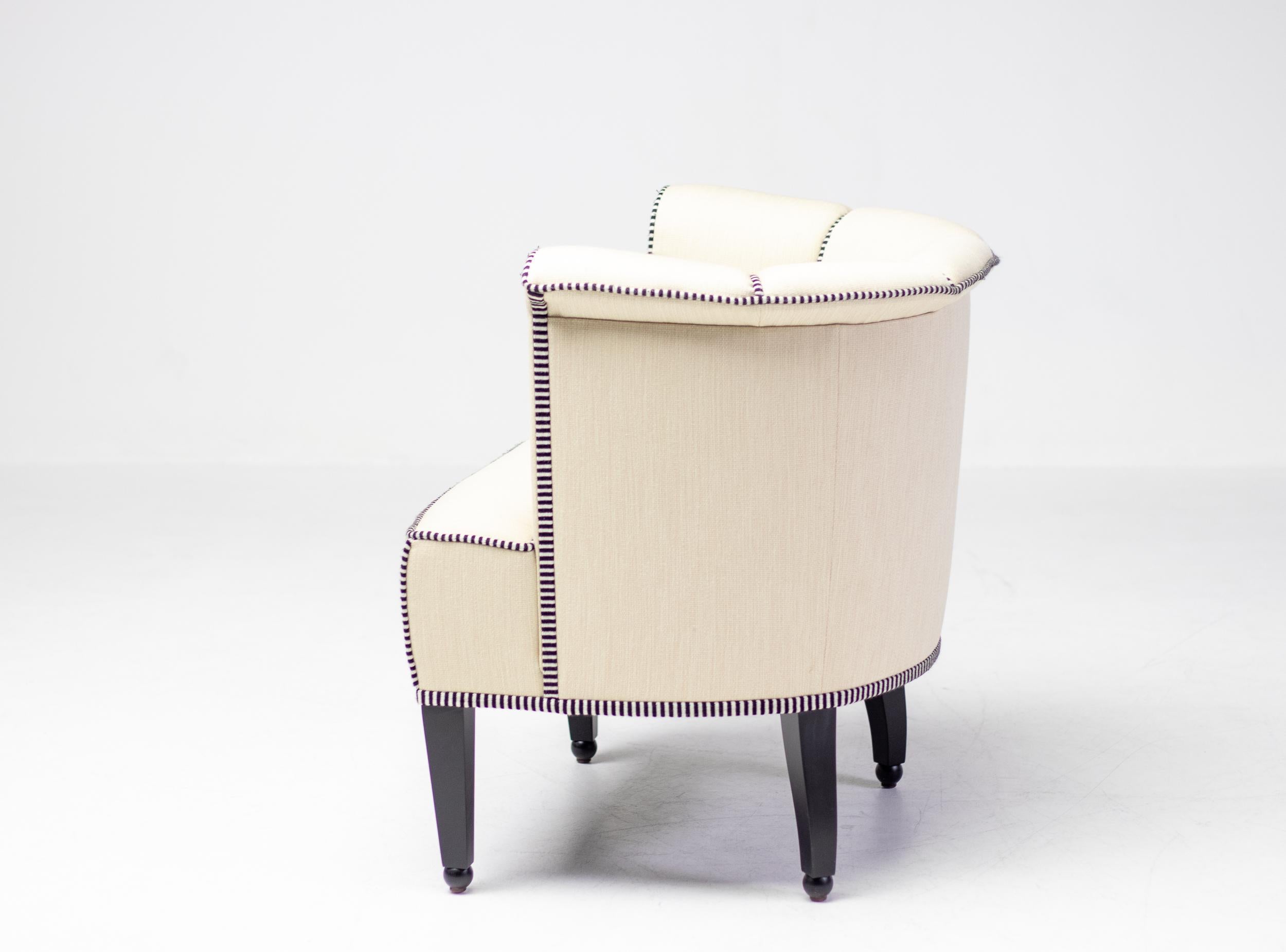Este sillón fue diseñado en 1912 para la sala de música del Dr. Hugo Koller, como parte del mobiliario de su apartamento vienés de Alleegasse (actual Argentinierstrasse).
Fabricado en 2010 por el fabricante original Wittmann, Austria.
Marcado con
