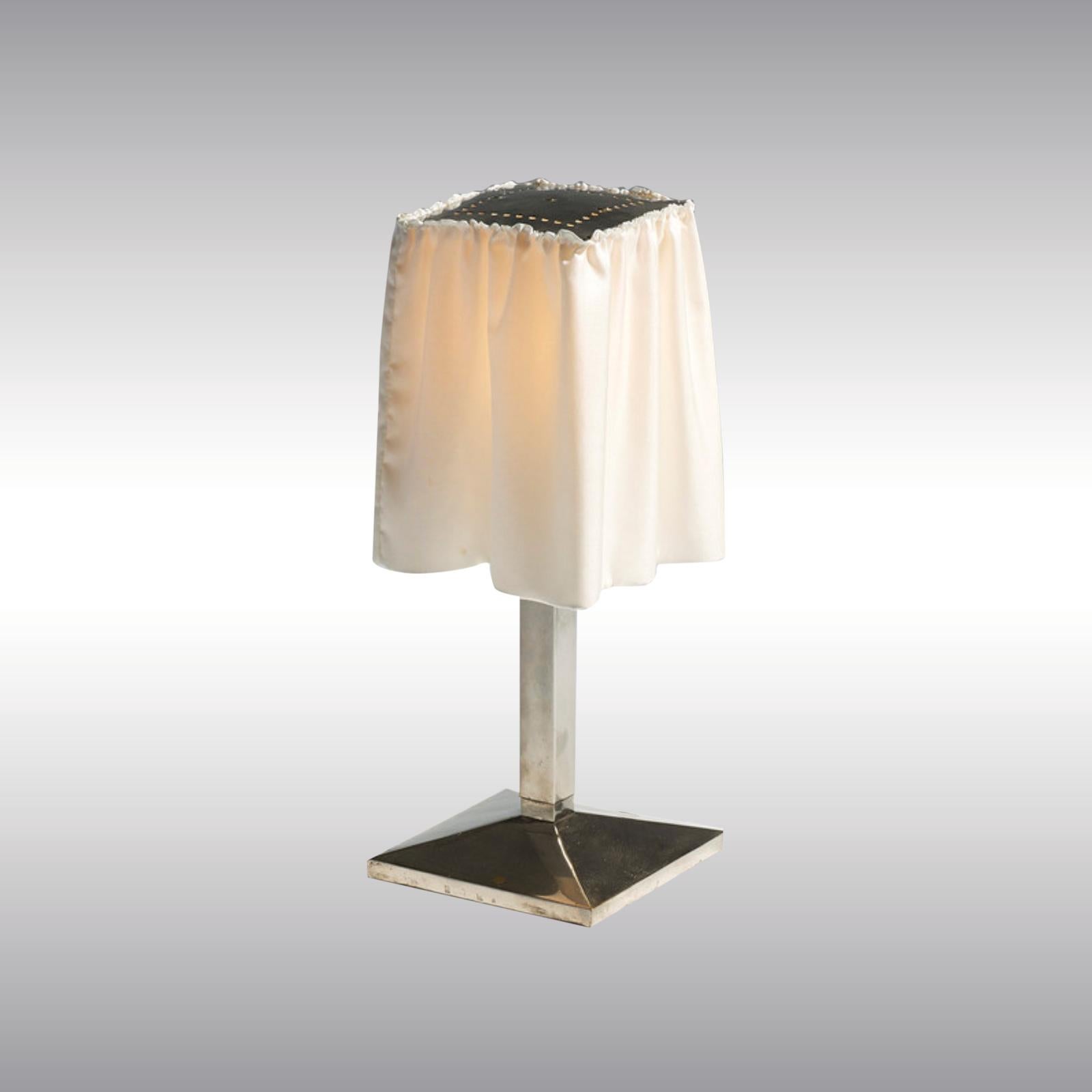 Josef Hoffmann y Wiener Werkstaette, Lámpara de mesa de latón con pantalla de seda, Reedición Jugendstil en venta