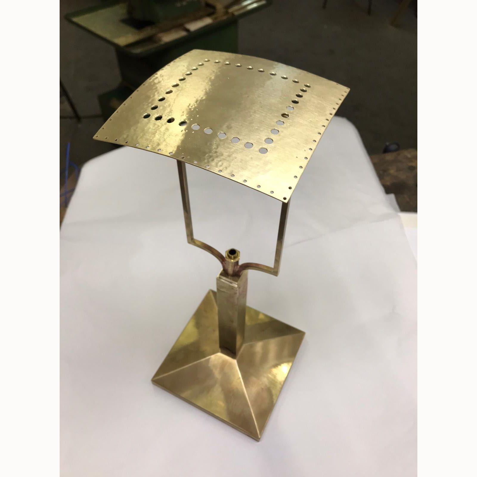 Josef Hoffmann y Wiener Werkstaette, Lámpara de mesa de latón con pantalla de seda, Reedición Hecho a mano en venta