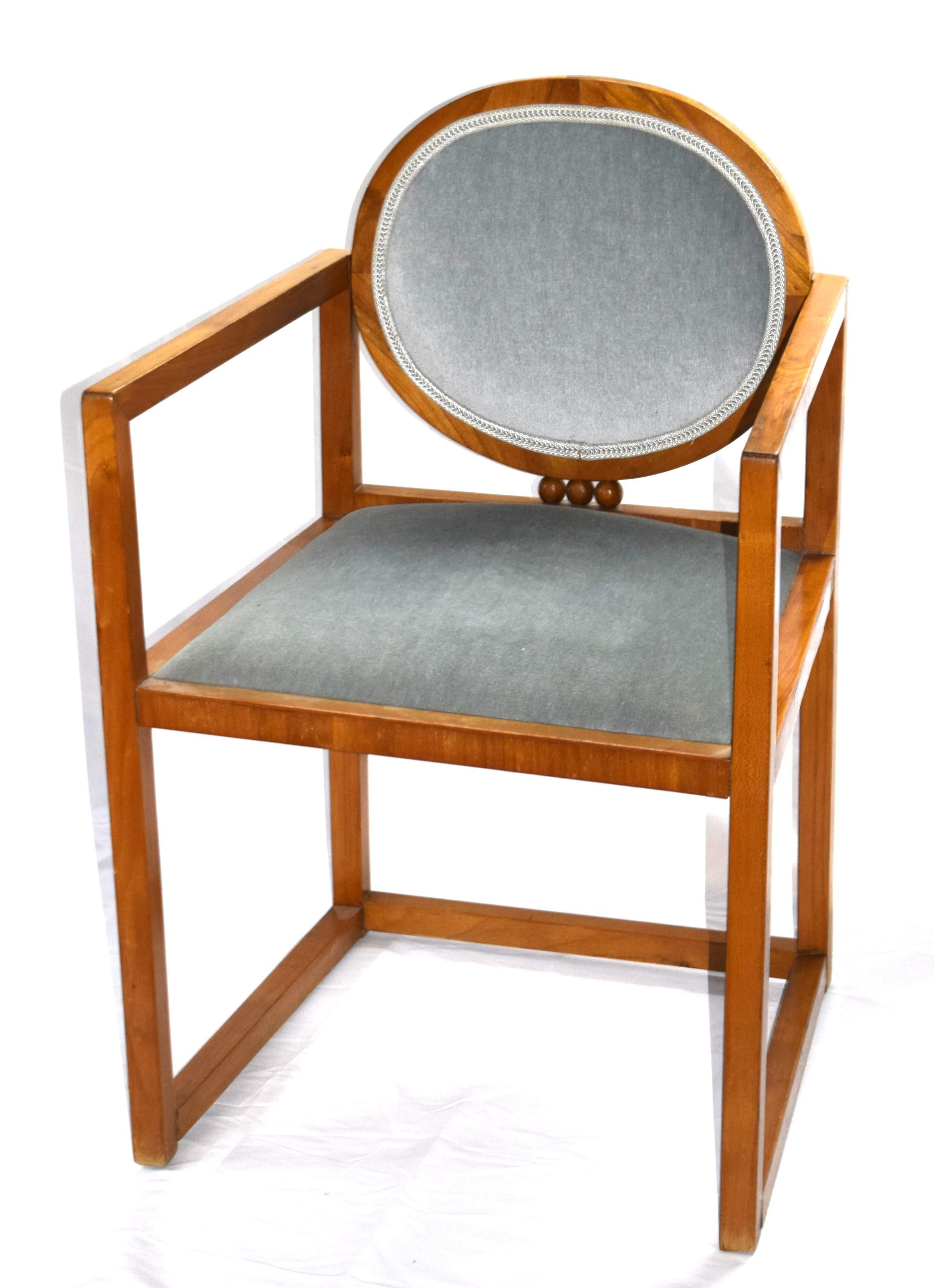 This rare chair comes from the estate of a Viennese antiques dealer. He acquired it in the 1970s with the provenance statement that it came from the Villa Brauner (Geweygasse 11, Hohe Warte) – and thus from the early phase of the Wiener