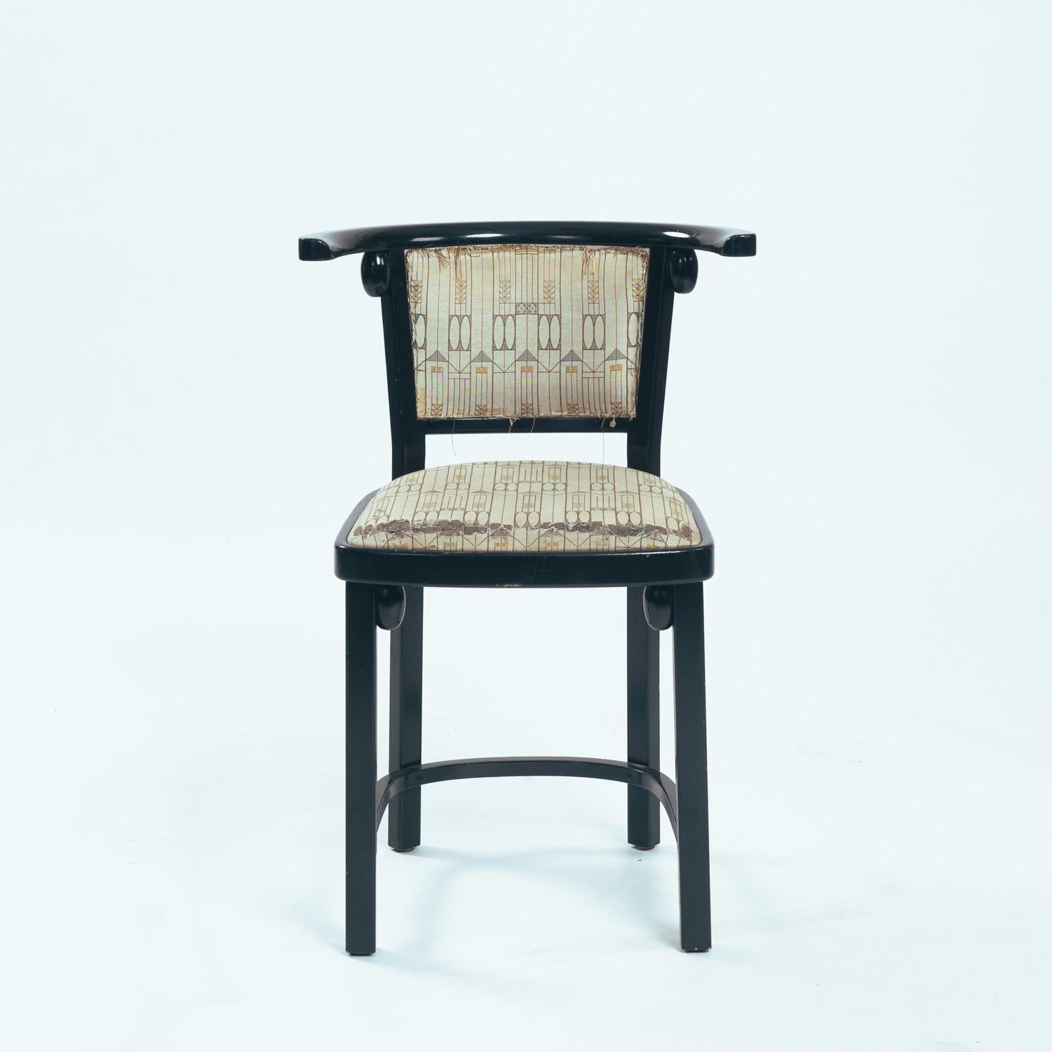 Fledermausgarnitur im Jugendstil, bestehend aus 2 Stühlen, ausgeführt von der Firma Thonet. (signiert)
Der Entwurf stammt von Josef Hoffmann aus dem Jahr 1907 für das Kabarett Fledermaus und wurde ursprünglich von J.&J. Kohn.

Diese Stühle sind in