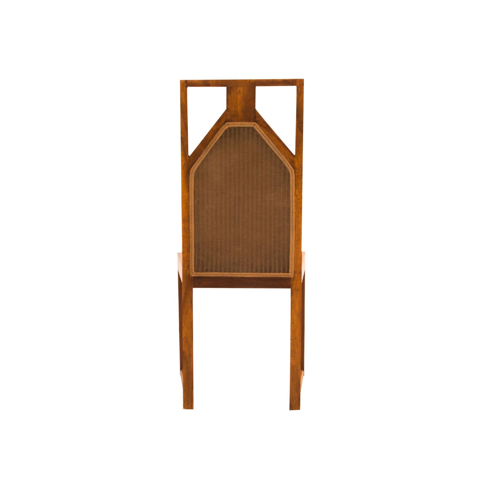 Ein Paar außergewöhnliche Stühle im Stil der frühen Josef Hoffmann Möbel. Die bedeutenden Kufen wurden von Hoffmann in den Anfangsjahren der Wiener Werkstätte ab 1903 verwendet. Dekorative Säulen, hohe Rückenlehne mit geometrischem Muster. Kann auch