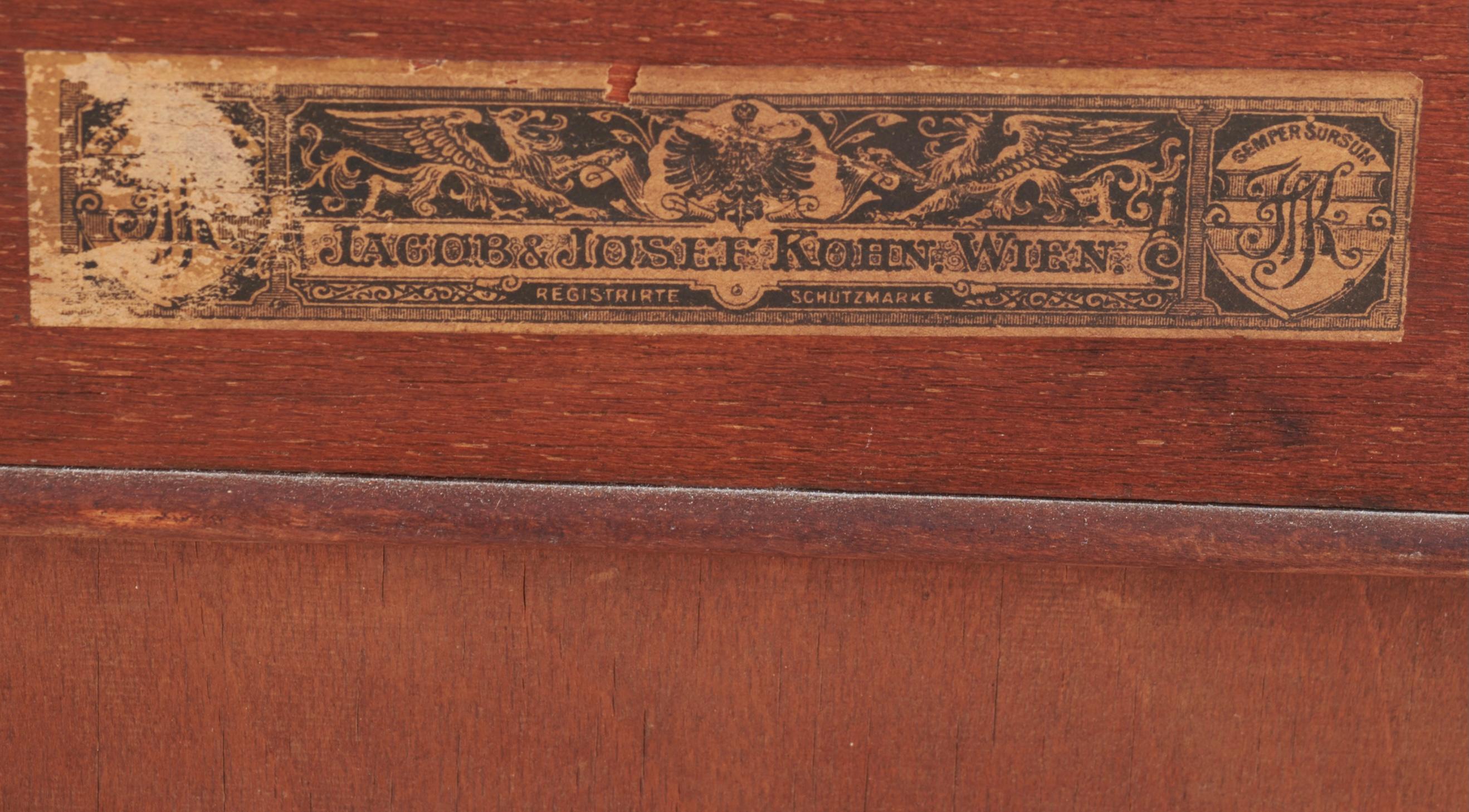 Vitrinenschrank aus Buche Jacob & Josef Kohn Wien, Österreich, um 1906. Etikettiert (siehe Fotos). Wird Josef Hoffman zugeschrieben. 
Buche, Marmor, Messing, geschliffenes Glas
Maße: 86¼ H × 55½ B × 23 T in; 219 × 141 × 58 cm
Provenienz: