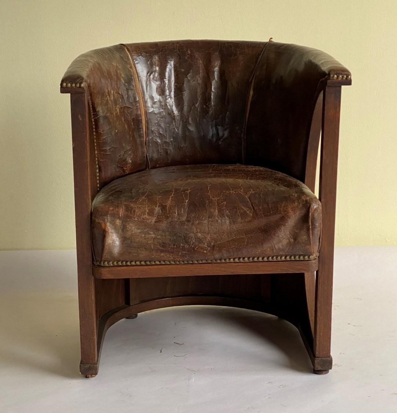 Halbmond Fauteuil mit Originalpolsterung, kann auf Wunsch ohne weitere Kosten erneuert werden Entworfen von: Josef Hoffmann Ausgeführt von: J. & J. Kohn, Modell Nr. 428/F, Wien, ab 1910 H 77 cm, SH 40 cm, B 65 cm, T 60 cm Kunst und Kunsthandwerk