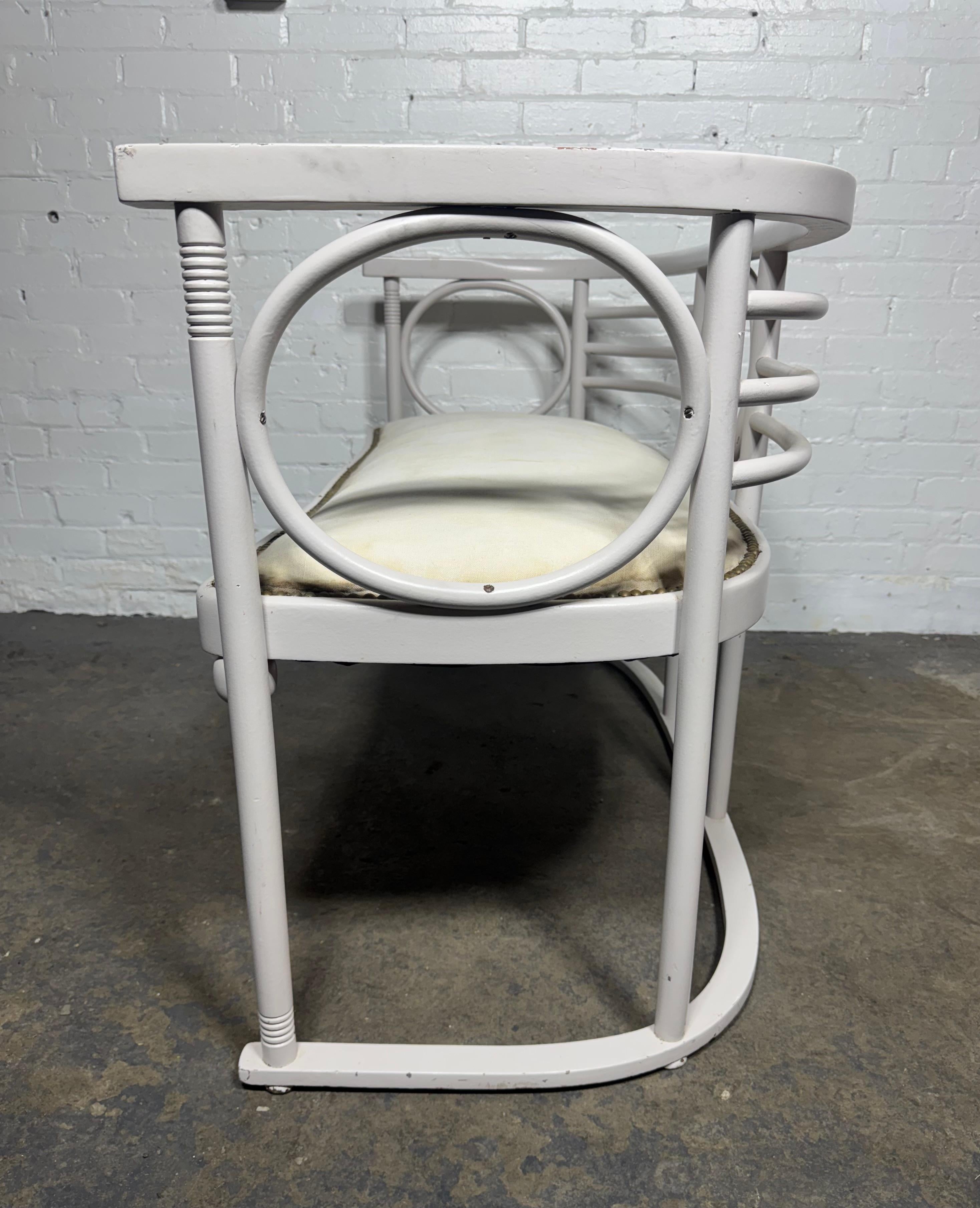 Josef Hoffmann Fledermaus Bugholz-Sesselbank aus Bugholz / Weiß lackiert im Zustand „Gut“ im Angebot in Buffalo, NY