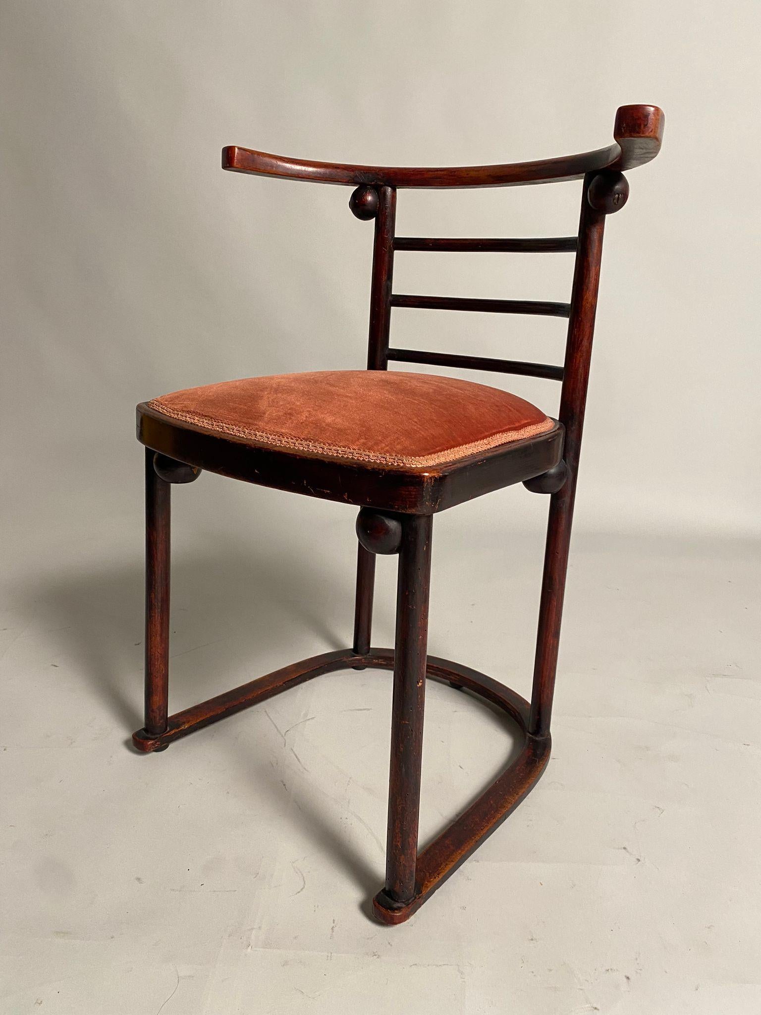 Rare chair in bent beech designed by the illustrious Viennese architect Joseph Hoffmann for the Cabaret Fledermaus in Vienna in 1907. Produced by the Kohn company, the chairs represent one of the most famous beginnings in the history of design.