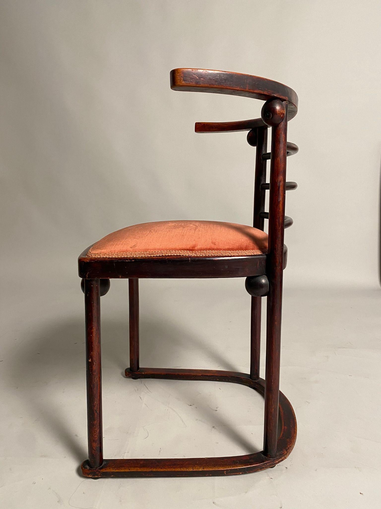 Rare chair in bent beech designed by the illustrious Viennese architect Joseph Hoffmann for the Cabaret Fledermaus in Vienna in 1907. Produced by the Kohn company, the chairs represent one of the most famous beginnings in the history of design.