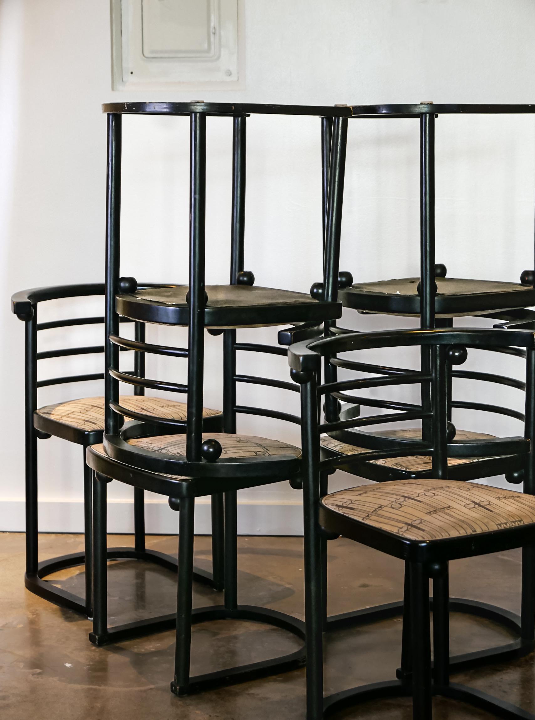 Josef Hoffmann Fledermaus Stühle, ein Satz von sechs Thonet (Polster) im Angebot