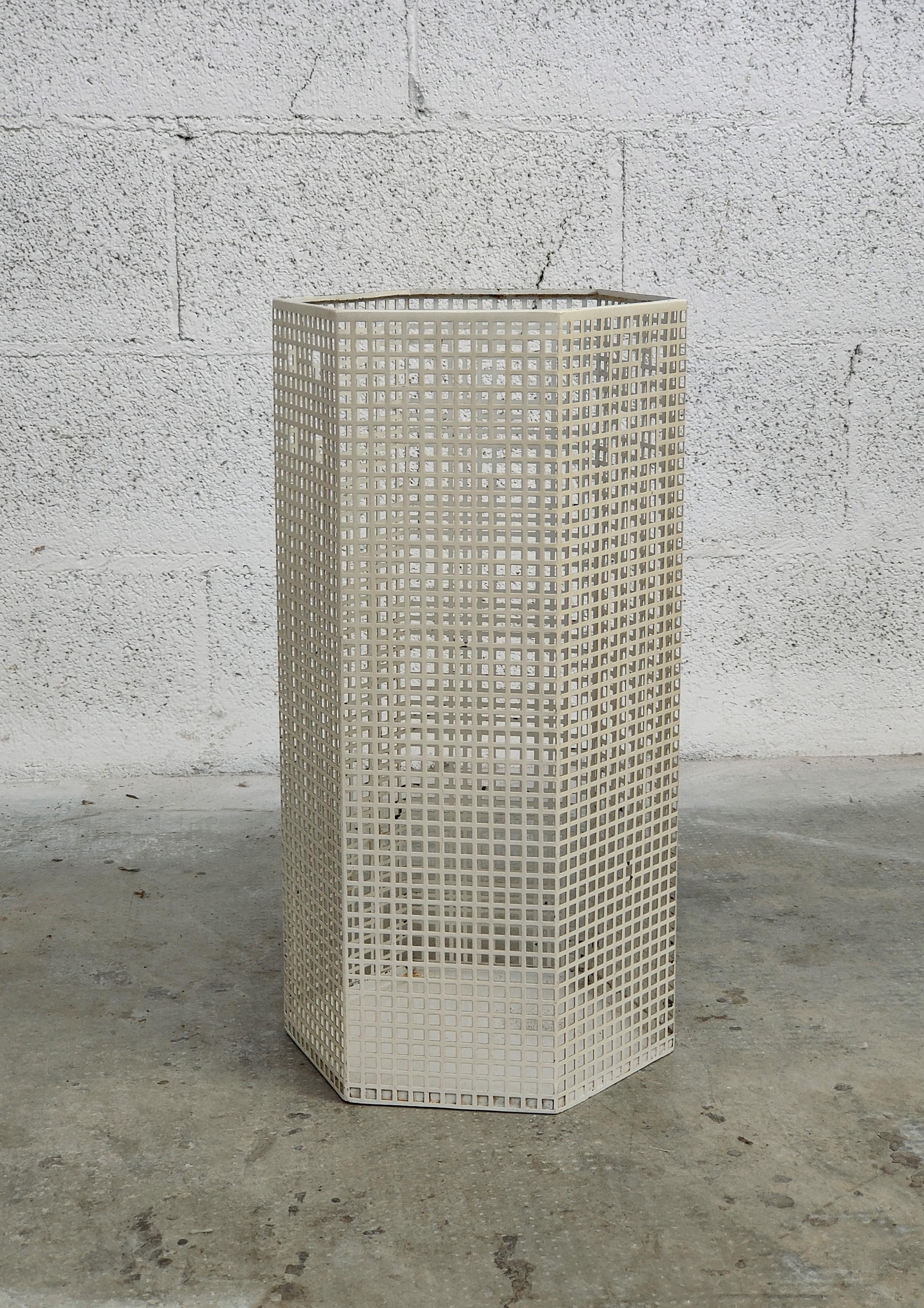 Umbrella stand in white lacquered perforated metal, designed by Josef Hoffmann for Bieffeplast, Italy, 1980s.
In good condition, wear consistent with age and use.
Dimensions: W 26 cm - D 23 cm - H 49 cm.

