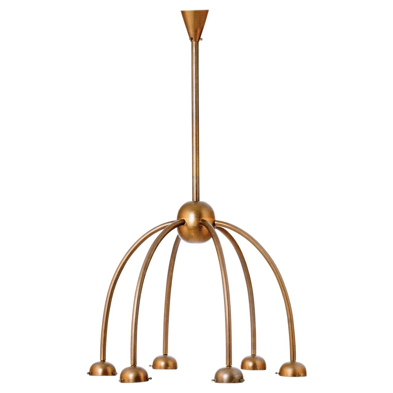 Ein sehr moderner Kronleuchter, der auch in anderen Größen hergestellt werden kann. Erhältlich in verschiedenen Größen. 
Ursprünglich hergestellt im Atelier der Wiener Werkstaette, jetzt als Sonderanfertigung in der Woka-Lampenwerkstatt in