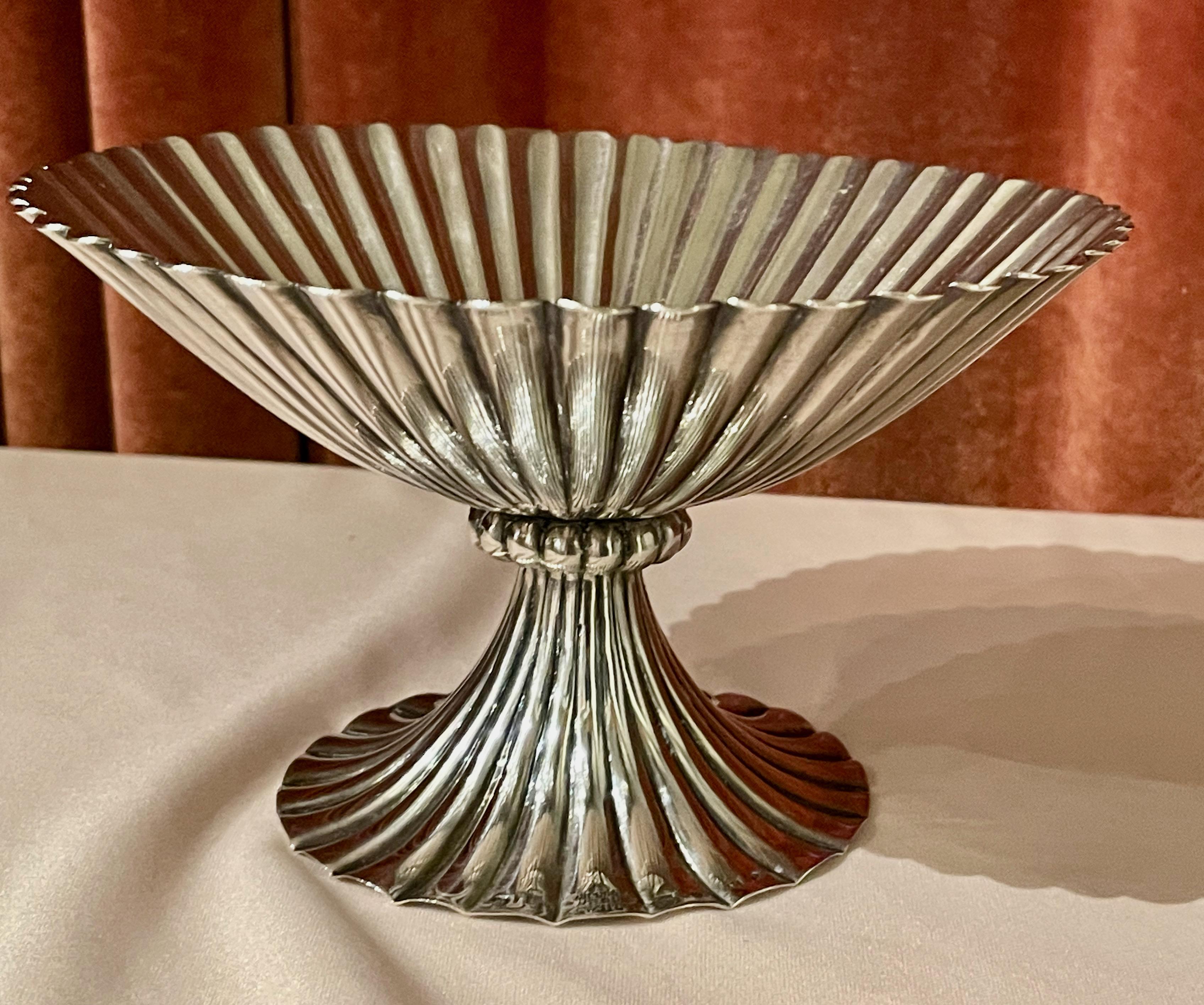 Josef Hoffmann for Wiener Werkstatte Vienna circa 1920 Silver Dish. A Sterling silver bowls hand chased, made of silver and hallmarked on the lower bottom. Manufacture: ‘Wiener Werkstätte’ ’Vienna Workshop’ Dating: circa 1920. Beautiful stepped