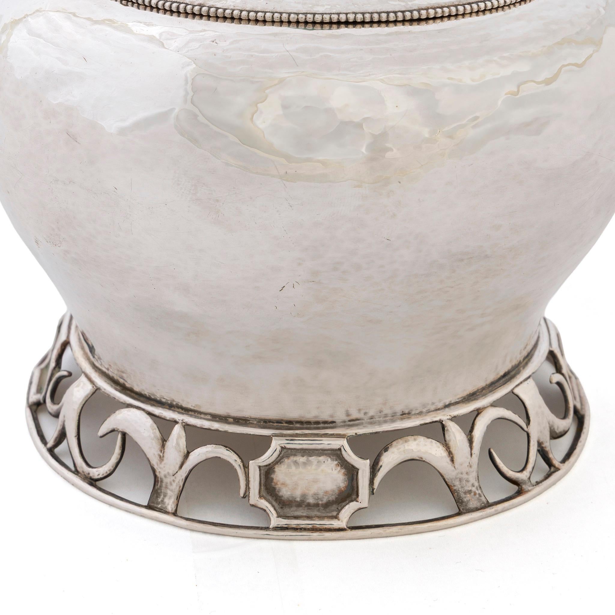 Moderno Ciotola rivestita in argento martellato Josef Hoffmann in vendita