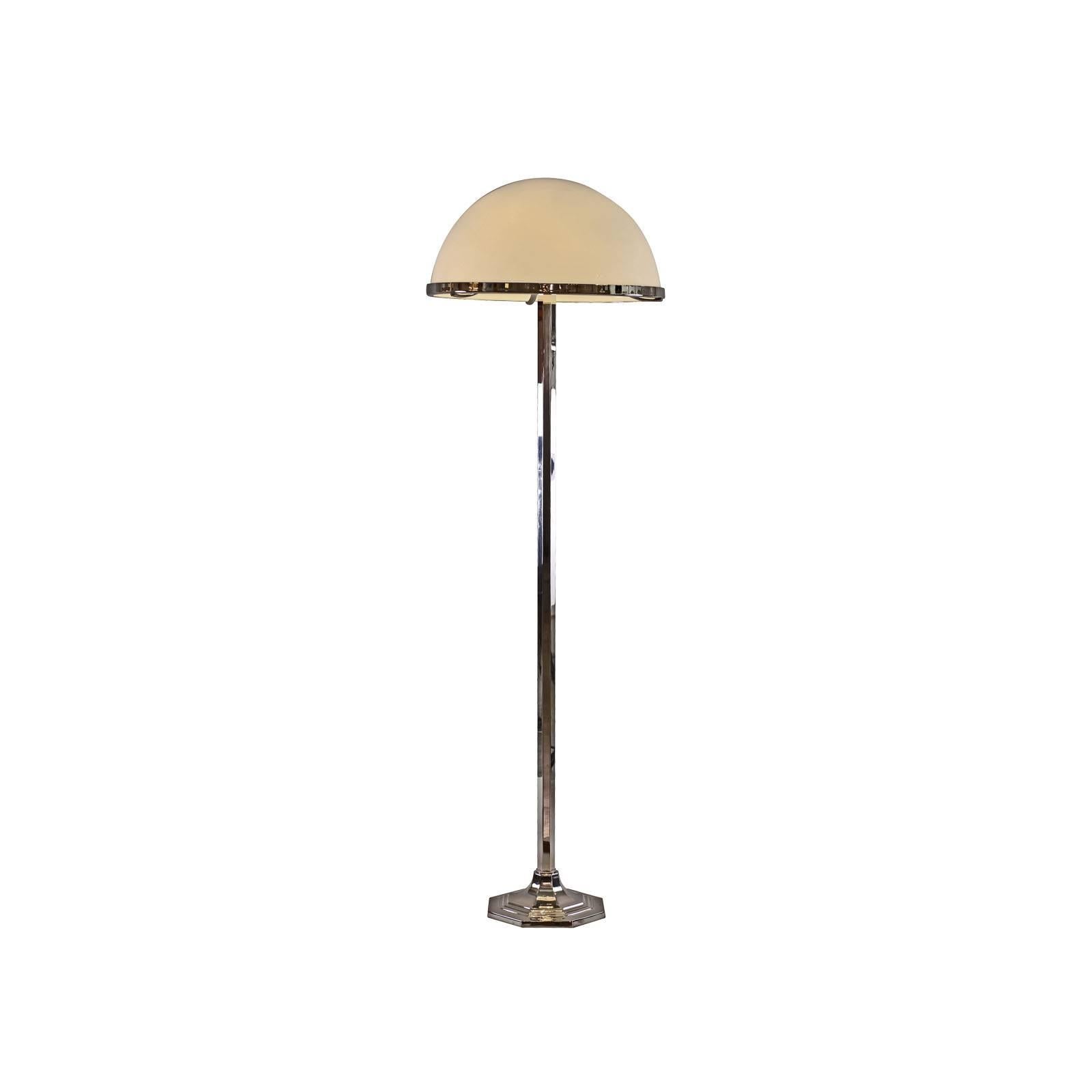 Fait main Lampadaire Jugendstil en laiton et verre opalin de Josef Hoffmann, réédition en vente